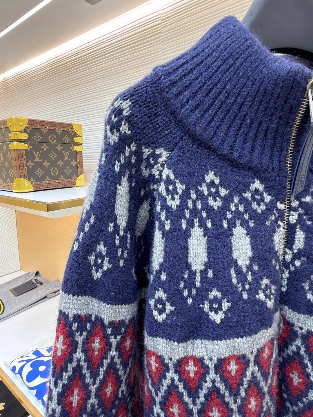 Loewe full-embellished geometric jacquard sweater jacket ●Original version: Purchased and developed at 20900 ●Item number: 1682196-B70 ●Fabric: wool blended fabric ●Technology: curved thread weave ●Color: blue and red ●Version: fitted version ●Weight: about 1835 grams ●Size: S-M-L-XL ●Description: Customized edelweiss jacquard wool, full texture, thick and solid Every inch of fiber contains a heavy warmth. Navy blue is the base, red and white are flames, giving the color dynamic saturation. The Fair Isle pattern is presented in an asymmetrical diamond order, becoming a statement of New Nordic aesthetics. The exquisite zipper design is cleverly integrated into the knitted jacket, making the jacket instantly rejuvenated. The heavy texture is everywhere showing its luxurious charm. Defining extraordinary taste, it is made of machine jacquard imported from Germany. Precisely control the arrangement and interweaving of yarns and carefully interweave on the loom. Fair Isle jacquard art pattern inlay makes the fabric more vivid and three-dimensional. The curved thread structure changes the stitching and yarn arrangement during the knitting process so that the yarns present a curved distribution in the fabric. The garment washing water is softened and deodorized using professional washing equipment and specific detergents to deeply clean and deodorize the clothes to improve the feel and appearance of the clothes. The overall wiring is straight and delicate, the fabric is comfortable and soft, and the color is consistent without color difference. It can be matched with the same style to create a fashionable look and control various occasions. Customized accessories, complete with three standards, same style for men and women!