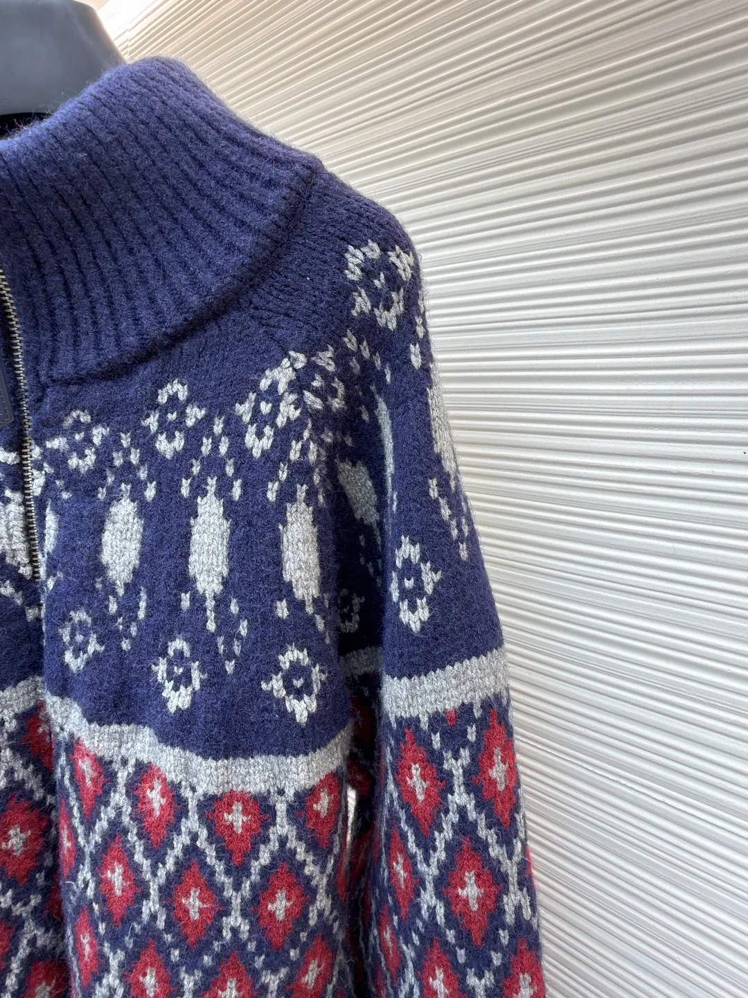 Loewe full-embellished geometric jacquard sweater jacket ●Original version: Purchased and developed at 20900 ●Item number: 1682196-B70 ●Fabric: wool blended fabric ●Technology: curved thread weave ●Color: blue and red ●Version: fitted version ●Weight: about 1835 grams ●Size: S-M-L-XL ●Description: Customized edelweiss jacquard wool, full texture, thick and solid Every inch of fiber contains a heavy warmth. Navy blue is the base, red and white are flames, giving the color dynamic saturation. The Fair Isle pattern is presented in an asymmetrical diamond order, becoming a statement of New Nordic aesthetics. The exquisite zipper design is cleverly integrated into the knitted jacket, making the jacket instantly rejuvenated. The heavy texture is everywhere showing its luxurious charm. Defining extraordinary taste, it is made of machine jacquard imported from Germany. Precisely control the arrangement and interweaving of yarns and carefully interweave on the loom. Fair Isle jacquard art pattern inlay makes the fabric more vivid and three-dimensional. The curved thread structure changes the stitching and yarn arrangement during the knitting process so that the yarns present a curved distribution in the fabric. The garment washing water is softened and deodorized using professional washing equipment and specific detergents to deeply clean and deodorize the clothes to improve the feel and appearance of the clothes. The overall wiring is straight and delicate, the fabric is comfortable and soft, and the color is consistent without color difference. It can be matched with the same style to create a fashionable look and control various occasions. Customized accessories, complete with three standards, same style for men and women!
