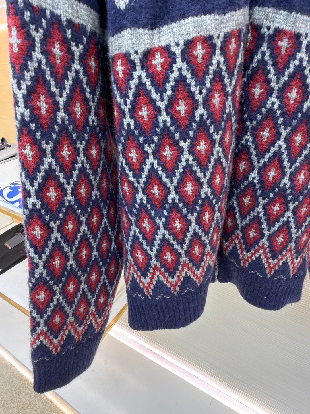 Loewe full-embellished geometric jacquard sweater jacket ●Original version: Purchased and developed at 20900 ●Item number: 1682196-B70 ●Fabric: wool blended fabric ●Technology: curved thread weave ●Color: blue and red ●Version: fitted version ●Weight: about 1835 grams ●Size: S-M-L-XL ●Description: Customized edelweiss jacquard wool, full texture, thick and solid Every inch of fiber contains a heavy warmth. Navy blue is the base, red and white are flames, giving the color dynamic saturation. The Fair Isle pattern is presented in an asymmetrical diamond order, becoming a statement of New Nordic aesthetics. The exquisite zipper design is cleverly integrated into the knitted jacket, making the jacket instantly rejuvenated. The heavy texture is everywhere showing its luxurious charm. Defining extraordinary taste, it is made of machine jacquard imported from Germany. Precisely control the arrangement and interweaving of yarns and carefully interweave on the loom. Fair Isle jacquard art pattern inlay makes the fabric more vivid and three-dimensional. The curved thread structure changes the stitching and yarn arrangement during the knitting process so that the yarns present a curved distribution in the fabric. The garment washing water is softened and deodorized using professional washing equipment and specific detergents to deeply clean and deodorize the clothes to improve the feel and appearance of the clothes. The overall wiring is straight and delicate, the fabric is comfortable and soft, and the color is consistent without color difference. It can be matched with the same style to create a fashionable look and control various occasions. Customized accessories, complete with three standards, same style for men and women!
