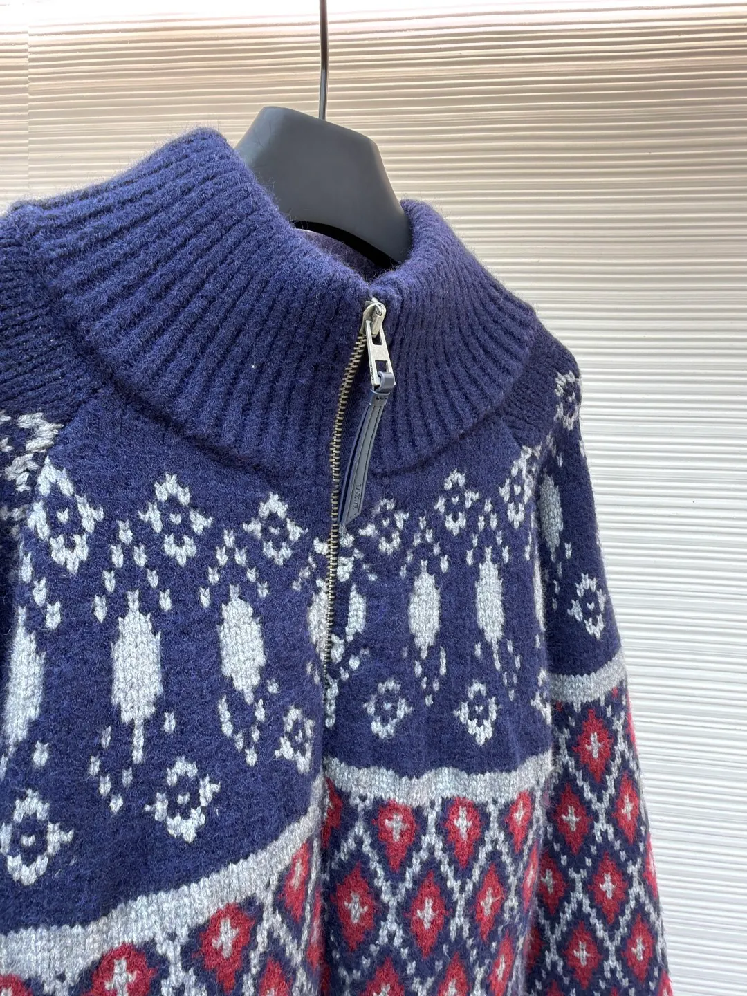 Loewe full-embellished geometric jacquard sweater jacket ●Original version: Purchased and developed at 20900 ●Item number: 1682196-B70 ●Fabric: wool blended fabric ●Technology: curved thread weave ●Color: blue and red ●Version: fitted version ●Weight: about 1835 grams ●Size: S-M-L-XL ●Description: Customized edelweiss jacquard wool, full texture, thick and solid Every inch of fiber contains a heavy warmth. Navy blue is the base, red and white are flames, giving the color dynamic saturation. The Fair Isle pattern is presented in an asymmetrical diamond order, becoming a statement of New Nordic aesthetics. The exquisite zipper design is cleverly integrated into the knitted jacket, making the jacket instantly rejuvenated. The heavy texture is everywhere showing its luxurious charm. Defining extraordinary taste, it is made of machine jacquard imported from Germany. Precisely control the arrangement and interweaving of yarns and carefully interweave on the loom. Fair Isle jacquard art pattern inlay makes the fabric more vivid and three-dimensional. The curved thread structure changes the stitching and yarn arrangement during the knitting process so that the yarns present a curved distribution in the fabric. The garment washing water is softened and deodorized using professional washing equipment and specific detergents to deeply clean and deodorize the clothes to improve the feel and appearance of the clothes. The overall wiring is straight and delicate, the fabric is comfortable and soft, and the color is consistent without color difference. It can be matched with the same style to create a fashionable look and control various occasions. Customized accessories, complete with three standards, same style for men and women!