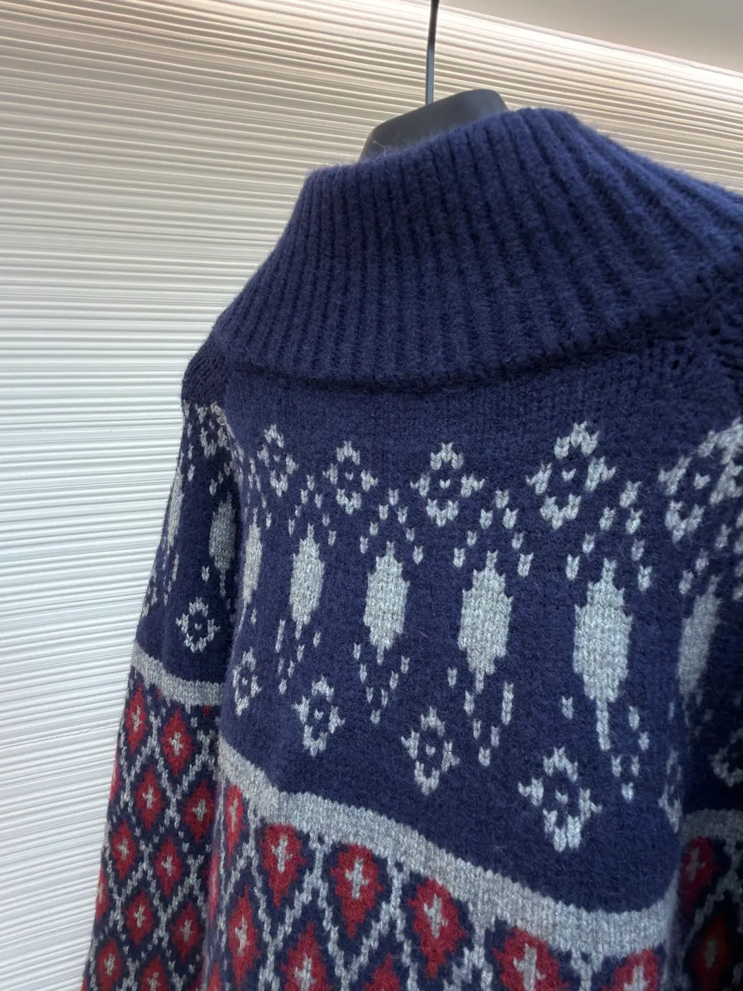 Loewe full-embellished geometric jacquard sweater jacket ●Original version: Purchased and developed at 20900 ●Item number: 1682196-B70 ●Fabric: wool blended fabric ●Technology: curved thread weave ●Color: blue and red ●Version: fitted version ●Weight: about 1835 grams ●Size: S-M-L-XL ●Description: Customized edelweiss jacquard wool, full texture, thick and solid Every inch of fiber contains a heavy warmth. Navy blue is the base, red and white are flames, giving the color dynamic saturation. The Fair Isle pattern is presented in an asymmetrical diamond order, becoming a statement of New Nordic aesthetics. The exquisite zipper design is cleverly integrated into the knitted jacket, making the jacket instantly rejuvenated. The heavy texture is everywhere showing its luxurious charm. Defining extraordinary taste, it is made of machine jacquard imported from Germany. Precisely control the arrangement and interweaving of yarns and carefully interweave on the loom. Fair Isle jacquard art pattern inlay makes the fabric more vivid and three-dimensional. The curved thread structure changes the stitching and yarn arrangement during the knitting process so that the yarns present a curved distribution in the fabric. The garment washing water is softened and deodorized using professional washing equipment and specific detergents to deeply clean and deodorize the clothes to improve the feel and appearance of the clothes. The overall wiring is straight and delicate, the fabric is comfortable and soft, and the color is consistent without color difference. It can be matched with the same style to create a fashionable look and control various occasions. Customized accessories, complete with three standards, same style for men and women!