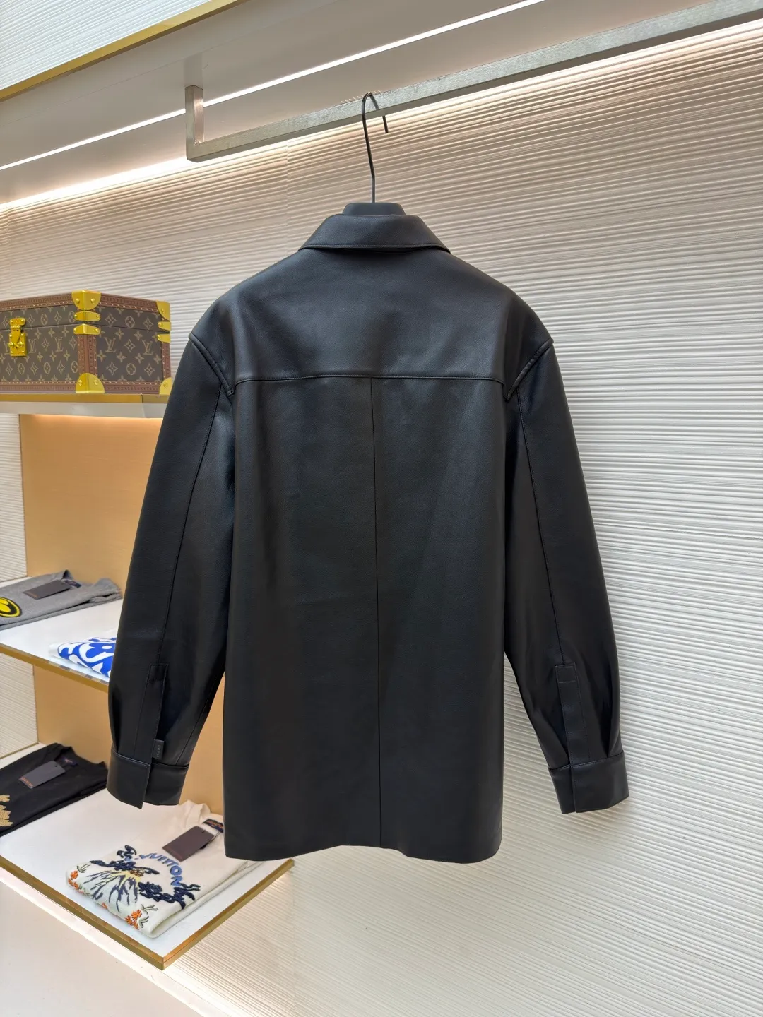 Loewe Anagram pocket zipper leather jacket ●Original version: 38900 purchase and development ●Item number: 1682094-C75 ●Fabric: sheepskin fabric ●Technology: air pump machine embossed production ●Color: black ●Version: fitted version ●Weight: about 1010 grams ●Size: 46-48-50-52 ●Description: Customized ebony pebbled vegetable tanned sheepskin, soft and tough texture, natural texture Presented in matte matte black, the grainy texture reflects subtle light and dark layers under light and shadow, giving static black a dynamic vitality. The iconic Loewe Anagram logo is embellished on the chest patch pocket. It is low-key and powerful. Every inch exudes a low-key and charming luxury luster. Hidden in the public, visible in the wise, it interprets the true connotation of high-end fashion with its versatile appearance. Air pump machine embossed embossing. Through the synergy between precise air pressure control and temperature, the logo pattern is imprinted on the leather surface in a three-dimensional embossed form without damage. Finally, the leather fibers are quickly solidified through a sudden drop in temperature, and the strands are fixed by manual glue. Physical reinforcement technology to fix the seams of the cut pieces through precise point gluing. Manual gluing operation. A wavy glue line is formed along the warp and weft of the cut piece, and the artificial oil edge requires the application of four layers of oil edge agent. Each layer is cooled to a specific temperature and then polished to ensure that the edge is as hard as ceramics and has a uniform gloss. The workmanship is cumbersome and the timeliness is slow. The overall wiring is straight and delicate, the fabric is comfortable and soft, and the color is consistent without color difference. It can be matched with the same style to create a fashionable look and control various occasions. Customized accessories, complete with three standards, same style for men and women!