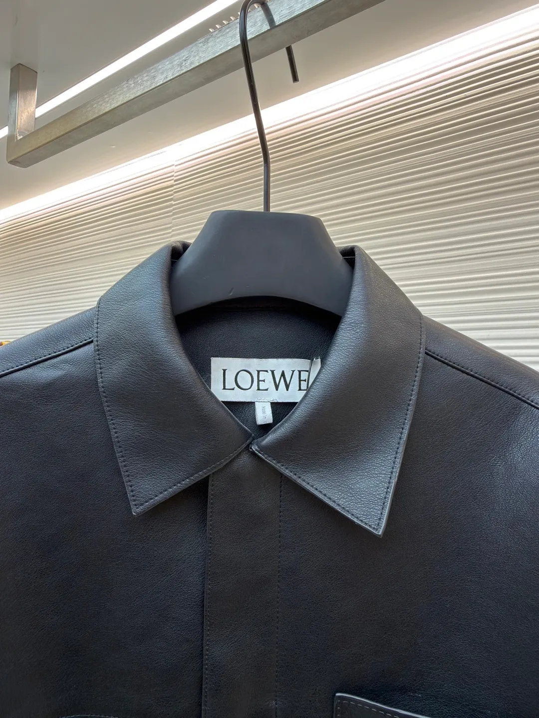 Loewe Anagram pocket zipper leather jacket ●Original version: 38900 purchase and development ●Item number: 1682094-C75 ●Fabric: sheepskin fabric ●Technology: air pump machine embossed production ●Color: black ●Version: fitted version ●Weight: about 1010 grams ●Size: 46-48-50-52 ●Description: Customized ebony pebbled vegetable tanned sheepskin, soft and tough texture, natural texture Presented in matte matte black, the grainy texture reflects subtle light and dark layers under light and shadow, giving static black a dynamic vitality. The iconic Loewe Anagram logo is embellished on the chest patch pocket. It is low-key and powerful. Every inch exudes a low-key and charming luxury luster. Hidden in the public, visible in the wise, it interprets the true connotation of high-end fashion with its versatile appearance. Air pump machine embossed embossing. Through the synergy between precise air pressure control and temperature, the logo pattern is imprinted on the leather surface in a three-dimensional embossed form without damage. Finally, the leather fibers are quickly solidified through a sudden drop in temperature, and the strands are fixed by manual glue. Physical reinforcement technology to fix the seams of the cut pieces through precise point gluing. Manual gluing operation. A wavy glue line is formed along the warp and weft of the cut piece, and the artificial oil edge requires the application of four layers of oil edge agent. Each layer is cooled to a specific temperature and then polished to ensure that the edge is as hard as ceramics and has a uniform gloss. The workmanship is cumbersome and the timeliness is slow. The overall wiring is straight and delicate, the fabric is comfortable and soft, and the color is consistent without color difference. It can be matched with the same style to create a fashionable look and control various occasions. Customized accessories, complete with three standards, same style for men and women!