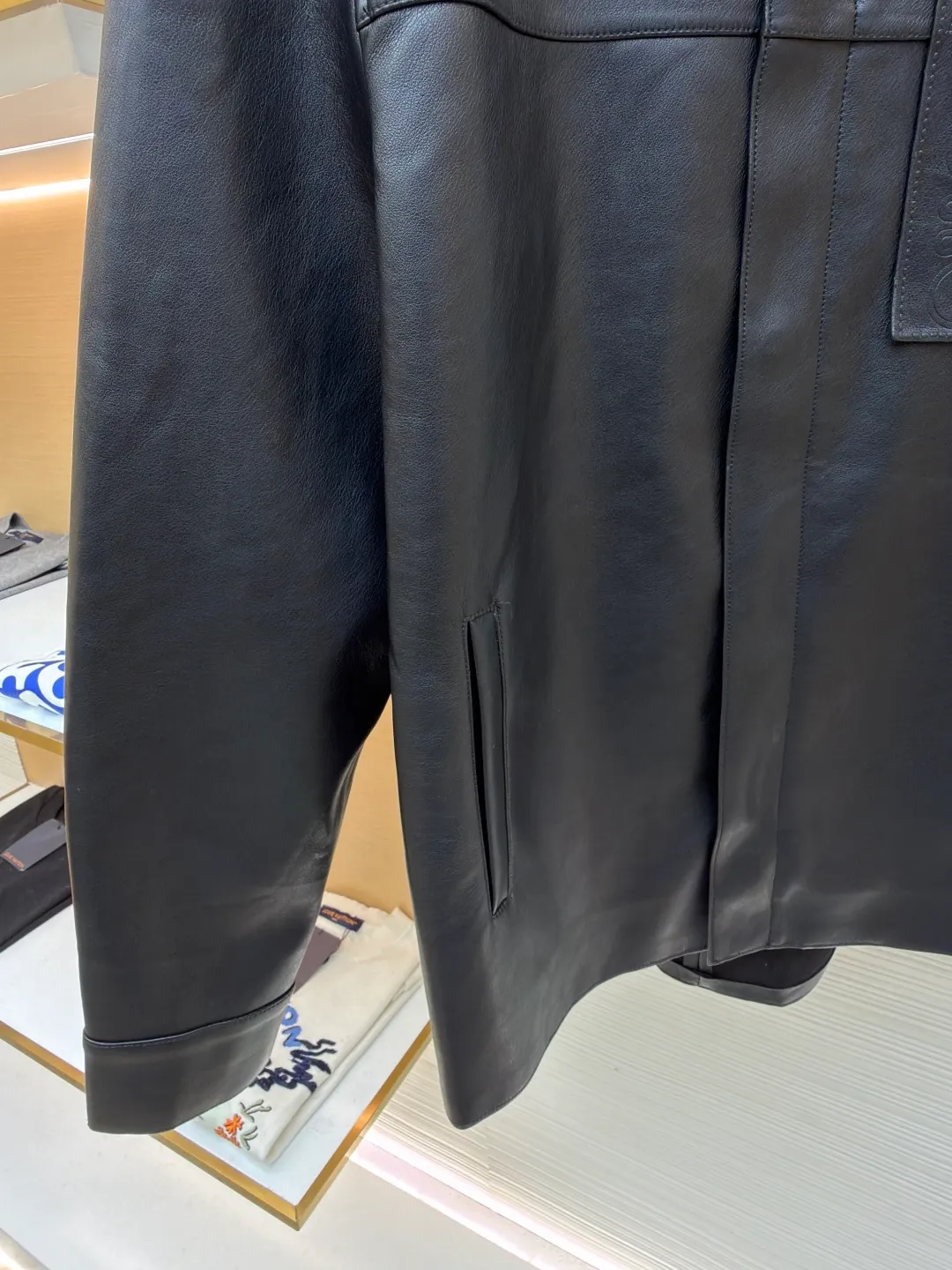 Loewe Anagram pocket zipper leather jacket ●Original version: 38900 purchase and development ●Item number: 1682094-C75 ●Fabric: sheepskin fabric ●Technology: air pump machine embossed production ●Color: black ●Version: fitted version ●Weight: about 1010 grams ●Size: 46-48-50-52 ●Description: Customized ebony pebbled vegetable tanned sheepskin, soft and tough texture, natural texture Presented in matte matte black, the grainy texture reflects subtle light and dark layers under light and shadow, giving static black a dynamic vitality. The iconic Loewe Anagram logo is embellished on the chest patch pocket. It is low-key and powerful. Every inch exudes a low-key and charming luxury luster. Hidden in the public, visible in the wise, it interprets the true connotation of high-end fashion with its versatile appearance. Air pump machine embossed embossing. Through the synergy between precise air pressure control and temperature, the logo pattern is imprinted on the leather surface in a three-dimensional embossed form without damage. Finally, the leather fibers are quickly solidified through a sudden drop in temperature, and the strands are fixed by manual glue. Physical reinforcement technology to fix the seams of the cut pieces through precise point gluing. Manual gluing operation. A wavy glue line is formed along the warp and weft of the cut piece, and the artificial oil edge requires the application of four layers of oil edge agent. Each layer is cooled to a specific temperature and then polished to ensure that the edge is as hard as ceramics and has a uniform gloss. The workmanship is cumbersome and the timeliness is slow. The overall wiring is straight and delicate, the fabric is comfortable and soft, and the color is consistent without color difference. It can be matched with the same style to create a fashionable look and control various occasions. Customized accessories, complete with three standards, same style for men and women!
