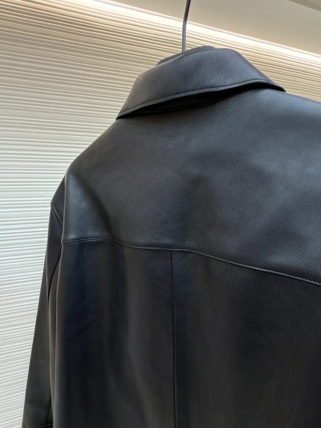 Loewe Anagram pocket zipper leather jacket ●Original version: 38900 purchase and development ●Item number: 1682094-C75 ●Fabric: sheepskin fabric ●Technology: air pump machine embossed production ●Color: black ●Version: fitted version ●Weight: about 1010 grams ●Size: 46-48-50-52 ●Description: Customized ebony pebbled vegetable tanned sheepskin, soft and tough texture, natural texture Presented in matte matte black, the grainy texture reflects subtle light and dark layers under light and shadow, giving static black a dynamic vitality. The iconic Loewe Anagram logo is embellished on the chest patch pocket. It is low-key and powerful. Every inch exudes a low-key and charming luxury luster. Hidden in the public, visible in the wise, it interprets the true connotation of high-end fashion with its versatile appearance. Air pump machine embossed embossing. Through the synergy between precise air pressure control and temperature, the logo pattern is imprinted on the leather surface in a three-dimensional embossed form without damage. Finally, the leather fibers are quickly solidified through a sudden drop in temperature, and the strands are fixed by manual glue. Physical reinforcement technology to fix the seams of the cut pieces through precise point gluing. Manual gluing operation. A wavy glue line is formed along the warp and weft of the cut piece, and the artificial oil edge requires the application of four layers of oil edge agent. Each layer is cooled to a specific temperature and then polished to ensure that the edge is as hard as ceramics and has a uniform gloss. The workmanship is cumbersome and the timeliness is slow. The overall wiring is straight and delicate, the fabric is comfortable and soft, and the color is consistent without color difference. It can be matched with the same style to create a fashionable look and control various occasions. Customized accessories, complete with three standards, same style for men and women!