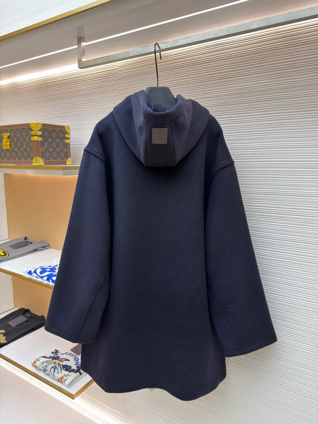 Loewe leather label hooded long coat ●Original version: Purchased and developed for 30900 ●Item number: 1682210-C95 ●Fabric: wool fabric ●Technology: CNC hemming production ●Color: navy ●Version: fitted version ●Weight: about 2005 grams ●Size: 46-48-50 ●Description: Custom-dyed heavy velvet double-sided wool with excellent texture and natural drape The main color is deep navy blue, weaving eternal tenderness. The design reconstructs the breathing rules of the coat. The deconstructed silhouette makes the coat a flowing sculpture. A matte black logo leather label is inlaid in the center of the outside of the hat brim. A miniature declaration of the brand spirit. Hidden in the public and visible in the mind. Elegant and atmospheric. Calm and restrained. The duet of warmth and fashion gives you all-round warmth protection. It has its own aura when walking, 1 ergonomic infrared three-dimensional cutting. Return to traditional craftsmanship. When cutting, use infrared rays to align the grid and strips. The cutter should align the infrared rays on a single piece of fabric to ensure that the cut pieces are symmetrical up and down. Intelligent temperature control composite realizes millimeter-level precise control of the bonding process through computer digital temperature control and zoned pressure adjustment, forming a three-dimensional integrated composite structure of fabric-adhesive layer-lining fabric. CNC seaming technology uses a bartack car and a punching machine to perform a combination of precise punching and radial bartacking at the key stress-bearing parts of the garment. The finished garment is soft and washable, has a better hand feel and texture, is not easy to deform, shrinks, and fades, and maintains long-term beauty. The overall wiring is straight and delicate, the fabric is comfortable and soft, and the color is consistent without color difference. It can be matched with the same style to create a fashionable look and control various occasions. Customized accessories, complete with three standards, same style for men and women!