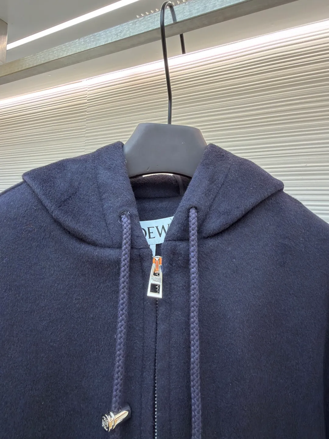 Loewe leather label hooded long coat ●Original version: Purchased and developed for 30900 ●Item number: 1682210-C95 ●Fabric: wool fabric ●Technology: CNC hemming production ●Color: navy ●Version: fitted version ●Weight: about 2005 grams ●Size: 46-48-50 ●Description: Custom-dyed heavy velvet double-sided wool with excellent texture and natural drape The main color is deep navy blue, weaving eternal tenderness. The design reconstructs the breathing rules of the coat. The deconstructed silhouette makes the coat a flowing sculpture. A matte black logo leather label is inlaid in the center of the outside of the hat brim. A miniature declaration of the brand spirit. Hidden in the public and visible in the mind. Elegant and atmospheric. Calm and restrained. The duet of warmth and fashion gives you all-round warmth protection. It has its own aura when walking, 1 ergonomic infrared three-dimensional cutting. Return to traditional craftsmanship. When cutting, use infrared rays to align the grid and strips. The cutter should align the infrared rays on a single piece of fabric to ensure that the cut pieces are symmetrical up and down. Intelligent temperature control composite realizes millimeter-level precise control of the bonding process through computer digital temperature control and zoned pressure adjustment, forming a three-dimensional integrated composite structure of fabric-adhesive layer-lining fabric. CNC seaming technology uses a bartack car and a punching machine to perform a combination of precise punching and radial bartacking at the key stress-bearing parts of the garment. The finished garment is soft and washable, has a better hand feel and texture, is not easy to deform, shrinks, and fades, and maintains long-term beauty. The overall wiring is straight and delicate, the fabric is comfortable and soft, and the color is consistent without color difference. It can be matched with the same style to create a fashionable look and control various occasions. Customized accessories, complete with three standards, same style for men and women!