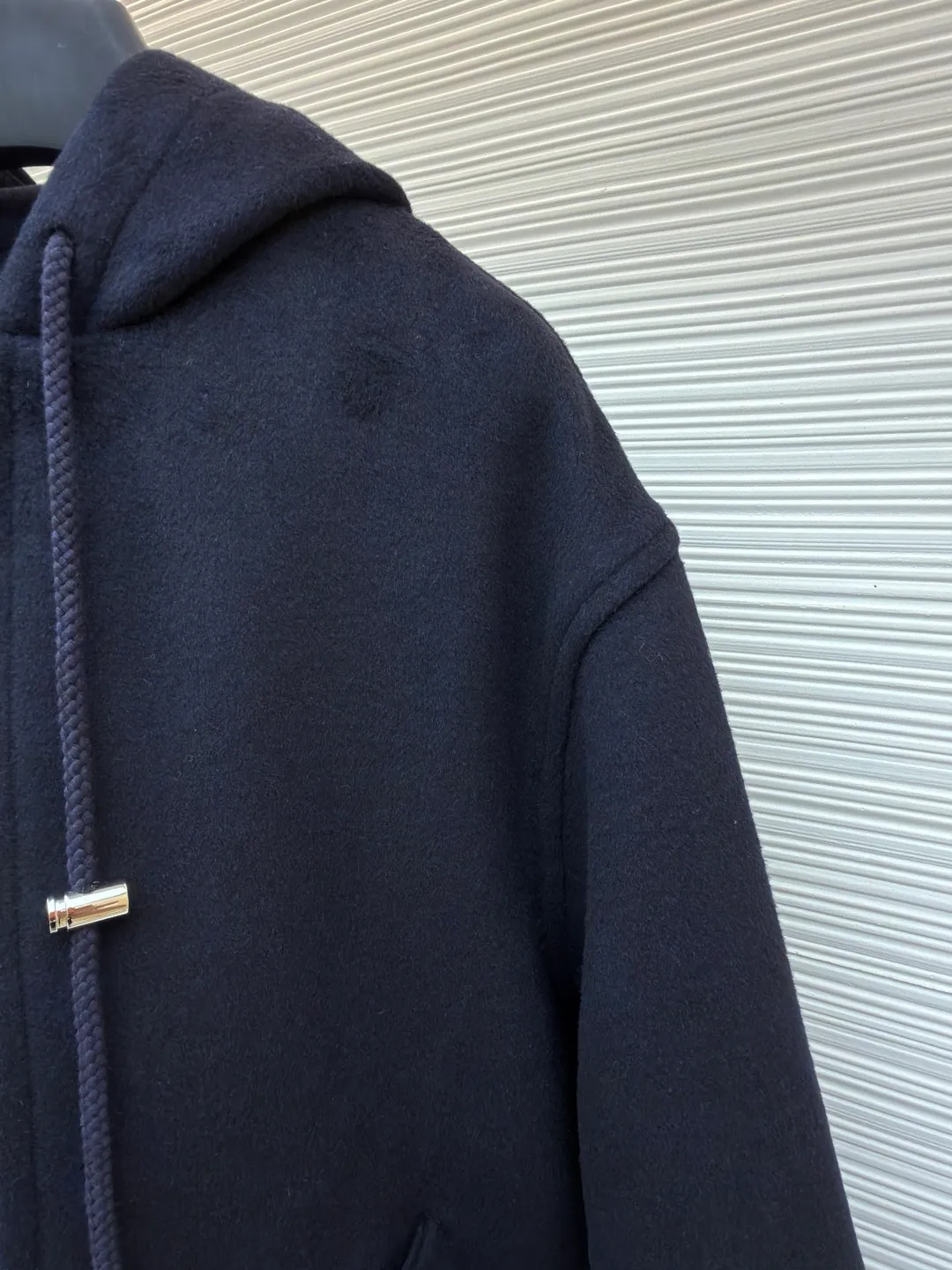 Loewe leather label hooded long coat ●Original version: Purchased and developed for 30900 ●Item number: 1682210-C95 ●Fabric: wool fabric ●Technology: CNC hemming production ●Color: navy ●Version: fitted version ●Weight: about 2005 grams ●Size: 46-48-50 ●Description: Custom-dyed heavy velvet double-sided wool with excellent texture and natural drape The main color is deep navy blue, weaving eternal tenderness. The design reconstructs the breathing rules of the coat. The deconstructed silhouette makes the coat a flowing sculpture. A matte black logo leather label is inlaid in the center of the outside of the hat brim. A miniature declaration of the brand spirit. Hidden in the public and visible in the mind. Elegant and atmospheric. Calm and restrained. The duet of warmth and fashion gives you all-round warmth protection. It has its own aura when walking, 1 ergonomic infrared three-dimensional cutting. Return to traditional craftsmanship. When cutting, use infrared rays to align the grid and strips. The cutter should align the infrared rays on a single piece of fabric to ensure that the cut pieces are symmetrical up and down. Intelligent temperature control composite realizes millimeter-level precise control of the bonding process through computer digital temperature control and zoned pressure adjustment, forming a three-dimensional integrated composite structure of fabric-adhesive layer-lining fabric. CNC seaming technology uses a bartack car and a punching machine to perform a combination of precise punching and radial bartacking at the key stress-bearing parts of the garment. The finished garment is soft and washable, has a better hand feel and texture, is not easy to deform, shrinks, and fades, and maintains long-term beauty. The overall wiring is straight and delicate, the fabric is comfortable and soft, and the color is consistent without color difference. It can be matched with the same style to create a fashionable look and control various occasions. Customized accessories, complete with three standards, same style for men and women!