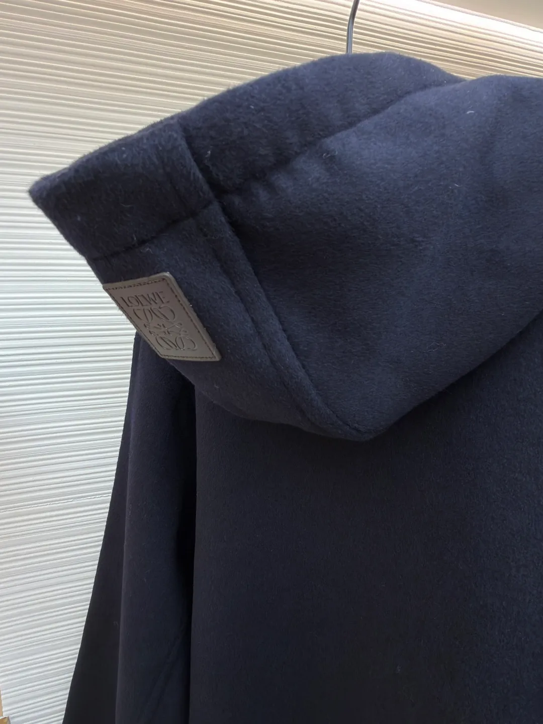 Loewe leather label hooded long coat ●Original version: Purchased and developed for 30900 ●Item number: 1682210-C95 ●Fabric: wool fabric ●Technology: CNC hemming production ●Color: navy ●Version: fitted version ●Weight: about 2005 grams ●Size: 46-48-50 ●Description: Custom-dyed heavy velvet double-sided wool with excellent texture and natural drape The main color is deep navy blue, weaving eternal tenderness. The design reconstructs the breathing rules of the coat. The deconstructed silhouette makes the coat a flowing sculpture. A matte black logo leather label is inlaid in the center of the outside of the hat brim. A miniature declaration of the brand spirit. Hidden in the public and visible in the mind. Elegant and atmospheric. Calm and restrained. The duet of warmth and fashion gives you all-round warmth protection. It has its own aura when walking, 1 ergonomic infrared three-dimensional cutting. Return to traditional craftsmanship. When cutting, use infrared rays to align the grid and strips. The cutter should align the infrared rays on a single piece of fabric to ensure that the cut pieces are symmetrical up and down. Intelligent temperature control composite realizes millimeter-level precise control of the bonding process through computer digital temperature control and zoned pressure adjustment, forming a three-dimensional integrated composite structure of fabric-adhesive layer-lining fabric. CNC seaming technology uses a bartack car and a punching machine to perform a combination of precise punching and radial bartacking at the key stress-bearing parts of the garment. The finished garment is soft and washable, has a better hand feel and texture, is not easy to deform, shrinks, and fades, and maintains long-term beauty. The overall wiring is straight and delicate, the fabric is comfortable and soft, and the color is consistent without color difference. It can be matched with the same style to create a fashionable look and control various occasions. Customized accessories, complete with three standards, same style for men and women!