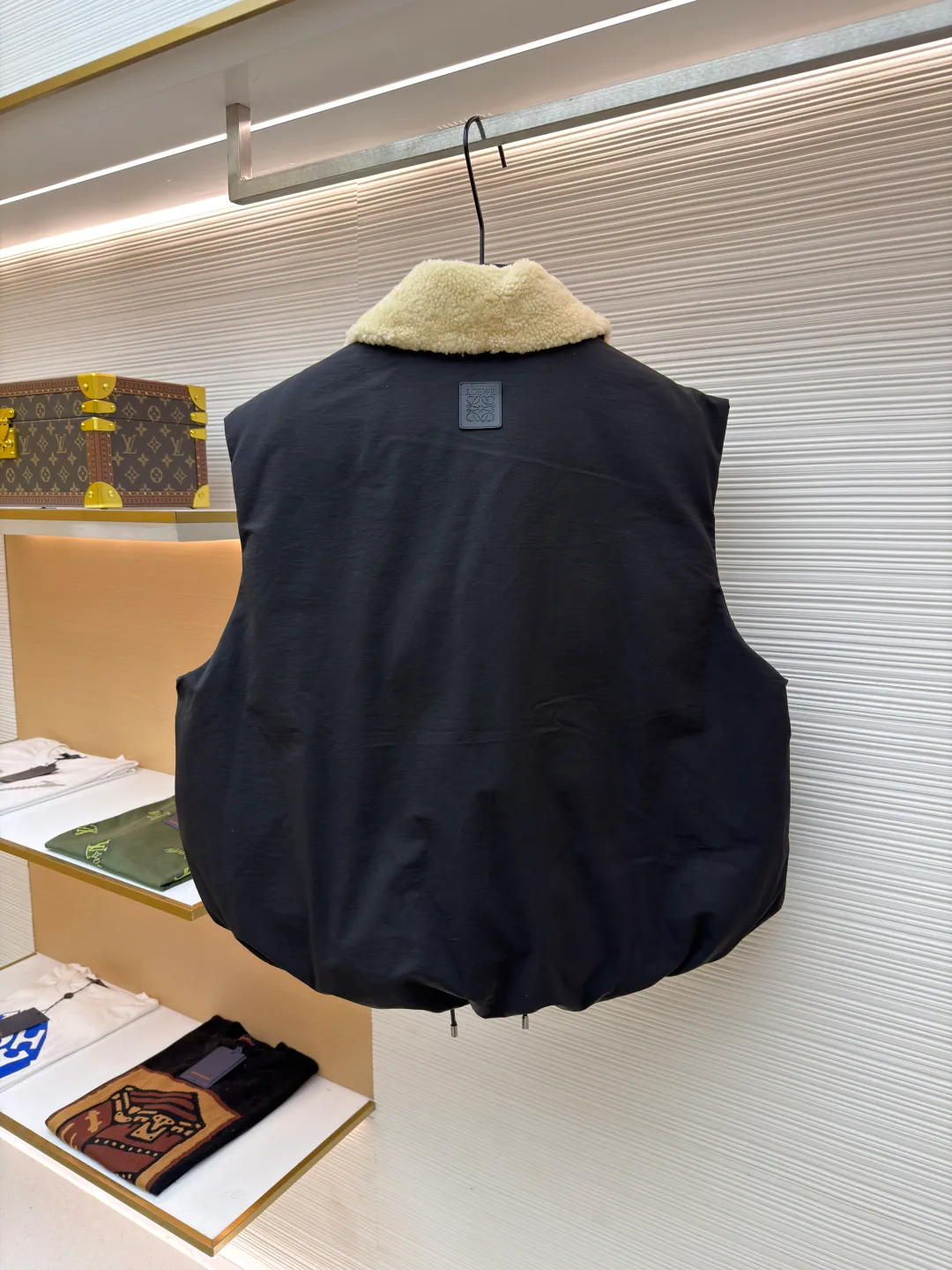 LOEWE lamb collar stitching tie decorative vest ●Original version: Purchased and developed in 19822 ●Item number: 1680962-E65 ●Fabric: sheepskin lamb fabric ●Technology: embroidery production ●Version: Fitted version ●Weight: about 1030 grams ●Size: S-M-L ●Description: Made of Oxford fabric blended with 60% cotton and 40% nylon. Cotton fiber has a natural skin-friendly feel and good moisture absorption and breathability. The addition of nylon improves wear resistance and skeleton strength, while the high-density braid layer enhances the velvet locking effect. The lambswool lapel design effectively wraps the neck and reduces heat loss. Its texture is soft, delicate to the touch, close to the skin and non-irritating, providing a comfortable experience. The furry texture can modify facial lines, making the face look smaller and more refined. It uses 90 white duck down with a weight of 220g to ensure excellent thermal insulation performance. After strict screening and processing, the velvet is not easy to get drilled, ensuring durability. The inner and outer denim fabrics are misaligned by 1.5 cm, blocking the migration path of velvet. The anti-velvet silk thread is used through the imported No. 7 needle to achieve a chain stitch of 14 stitches/inch, resulting in tight and straight stitch spacing and a sewing effect without skipping stitches. The inner bag surface is formed into high-precision Anagram embroidery with about 6,000 stitches through the advanced computer control system and precision mechanical components of the imported embroidery machine. The overall wiring is straight and delicate, the fabric is comfortable and soft, and the color is consistent without color difference. It can be matched with the same style to create a fashionable look and control various occasions. Customized accessories, complete with three standards, same style for men and women!