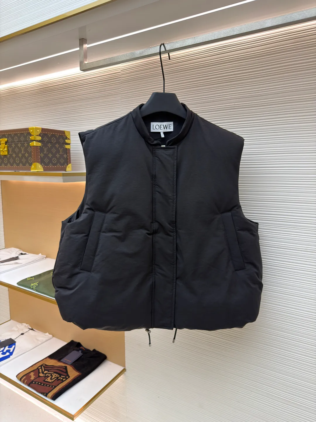 LOEWE lamb collar stitching tie decorative vest ●Original version: Purchased and developed in 19822 ●Item number: 1680962-E65 ●Fabric: sheepskin lamb fabric ●Technology: embroidery production ●Version: Fitted version ●Weight: about 1030 grams ●Size: S-M-L ●Description: Made of Oxford fabric blended with 60% cotton and 40% nylon. Cotton fiber has a natural skin-friendly feel and good moisture absorption and breathability. The addition of nylon improves wear resistance and skeleton strength, while the high-density braid layer enhances the velvet locking effect. The lambswool lapel design effectively wraps the neck and reduces heat loss. Its texture is soft, delicate to the touch, close to the skin and non-irritating, providing a comfortable experience. The furry texture can modify facial lines, making the face look smaller and more refined. It uses 90 white duck down with a weight of 220g to ensure excellent thermal insulation performance. After strict screening and processing, the velvet is not easy to get drilled, ensuring durability. The inner and outer denim fabrics are misaligned by 1.5 cm, blocking the migration path of velvet. The anti-velvet silk thread is used through the imported No. 7 needle to achieve a chain stitch of 14 stitches/inch, resulting in tight and straight stitch spacing and a sewing effect without skipping stitches. The inner bag surface is formed into high-precision Anagram embroidery with about 6,000 stitches through the advanced computer control system and precision mechanical components of the imported embroidery machine. The overall wiring is straight and delicate, the fabric is comfortable and soft, and the color is consistent without color difference. It can be matched with the same style to create a fashionable look and control various occasions. Customized accessories, complete with three standards, same style for men and women!