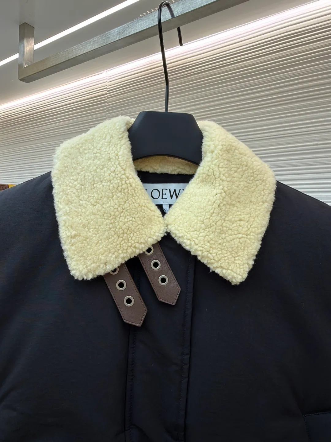 LOEWE lamb collar stitching tie decorative vest ●Original version: Purchased and developed in 19822 ●Item number: 1680962-E65 ●Fabric: sheepskin lamb fabric ●Technology: embroidery production ●Version: Fitted version ●Weight: about 1030 grams ●Size: S-M-L ●Description: Made of Oxford fabric blended with 60% cotton and 40% nylon. Cotton fiber has a natural skin-friendly feel and good moisture absorption and breathability. The addition of nylon improves wear resistance and skeleton strength, while the high-density braid layer enhances the velvet locking effect. The lambswool lapel design effectively wraps the neck and reduces heat loss. Its texture is soft, delicate to the touch, close to the skin and non-irritating, providing a comfortable experience. The furry texture can modify facial lines, making the face look smaller and more refined. It uses 90 white duck down with a weight of 220g to ensure excellent thermal insulation performance. After strict screening and processing, the velvet is not easy to get drilled, ensuring durability. The inner and outer denim fabrics are misaligned by 1.5 cm, blocking the migration path of velvet. The anti-velvet silk thread is used through the imported No. 7 needle to achieve a chain stitch of 14 stitches/inch, resulting in tight and straight stitch spacing and a sewing effect without skipping stitches. The inner bag surface is formed into high-precision Anagram embroidery with about 6,000 stitches through the advanced computer control system and precision mechanical components of the imported embroidery machine. The overall wiring is straight and delicate, the fabric is comfortable and soft, and the color is consistent without color difference. It can be matched with the same style to create a fashionable look and control various occasions. Customized accessories, complete with three standards, same style for men and women!