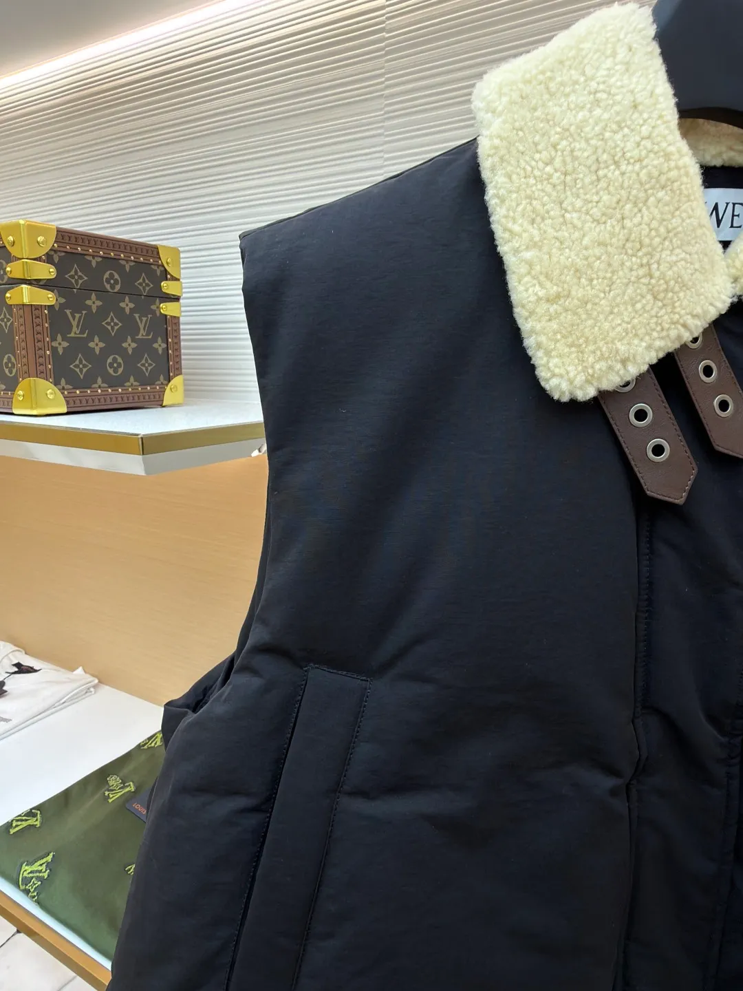 LOEWE lamb collar stitching tie decorative vest ●Original version: Purchased and developed in 19822 ●Item number: 1680962-E65 ●Fabric: sheepskin lamb fabric ●Technology: embroidery production ●Version: Fitted version ●Weight: about 1030 grams ●Size: S-M-L ●Description: Made of Oxford fabric blended with 60% cotton and 40% nylon. Cotton fiber has a natural skin-friendly feel and good moisture absorption and breathability. The addition of nylon improves wear resistance and skeleton strength, while the high-density braid layer enhances the velvet locking effect. The lambswool lapel design effectively wraps the neck and reduces heat loss. Its texture is soft, delicate to the touch, close to the skin and non-irritating, providing a comfortable experience. The furry texture can modify facial lines, making the face look smaller and more refined. It uses 90 white duck down with a weight of 220g to ensure excellent thermal insulation performance. After strict screening and processing, the velvet is not easy to get drilled, ensuring durability. The inner and outer denim fabrics are misaligned by 1.5 cm, blocking the migration path of velvet. The anti-velvet silk thread is used through the imported No. 7 needle to achieve a chain stitch of 14 stitches/inch, resulting in tight and straight stitch spacing and a sewing effect without skipping stitches. The inner bag surface is formed into high-precision Anagram embroidery with about 6,000 stitches through the advanced computer control system and precision mechanical components of the imported embroidery machine. The overall wiring is straight and delicate, the fabric is comfortable and soft, and the color is consistent without color difference. It can be matched with the same style to create a fashionable look and control various occasions. Customized accessories, complete with three standards, same style for men and women!