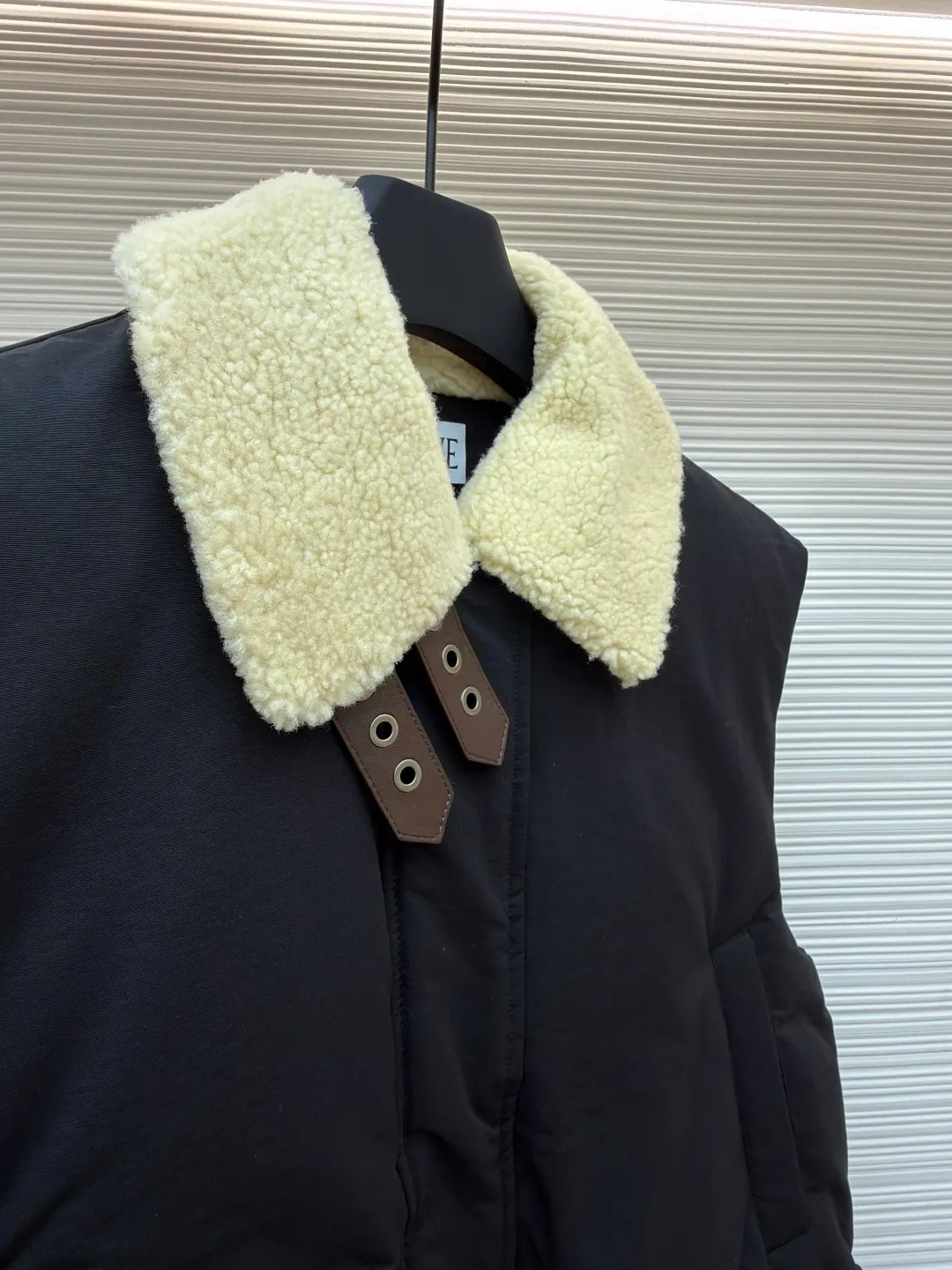 LOEWE lamb collar stitching tie decorative vest ●Original version: Purchased and developed in 19822 ●Item number: 1680962-E65 ●Fabric: sheepskin lamb fabric ●Technology: embroidery production ●Version: Fitted version ●Weight: about 1030 grams ●Size: S-M-L ●Description: Made of Oxford fabric blended with 60% cotton and 40% nylon. Cotton fiber has a natural skin-friendly feel and good moisture absorption and breathability. The addition of nylon improves wear resistance and skeleton strength, while the high-density braid layer enhances the velvet locking effect. The lambswool lapel design effectively wraps the neck and reduces heat loss. Its texture is soft, delicate to the touch, close to the skin and non-irritating, providing a comfortable experience. The furry texture can modify facial lines, making the face look smaller and more refined. It uses 90 white duck down with a weight of 220g to ensure excellent thermal insulation performance. After strict screening and processing, the velvet is not easy to get drilled, ensuring durability. The inner and outer denim fabrics are misaligned by 1.5 cm, blocking the migration path of velvet. The anti-velvet silk thread is used through the imported No. 7 needle to achieve a chain stitch of 14 stitches/inch, resulting in tight and straight stitch spacing and a sewing effect without skipping stitches. The inner bag surface is formed into high-precision Anagram embroidery with about 6,000 stitches through the advanced computer control system and precision mechanical components of the imported embroidery machine. The overall wiring is straight and delicate, the fabric is comfortable and soft, and the color is consistent without color difference. It can be matched with the same style to create a fashionable look and control various occasions. Customized accessories, complete with three standards, same style for men and women!