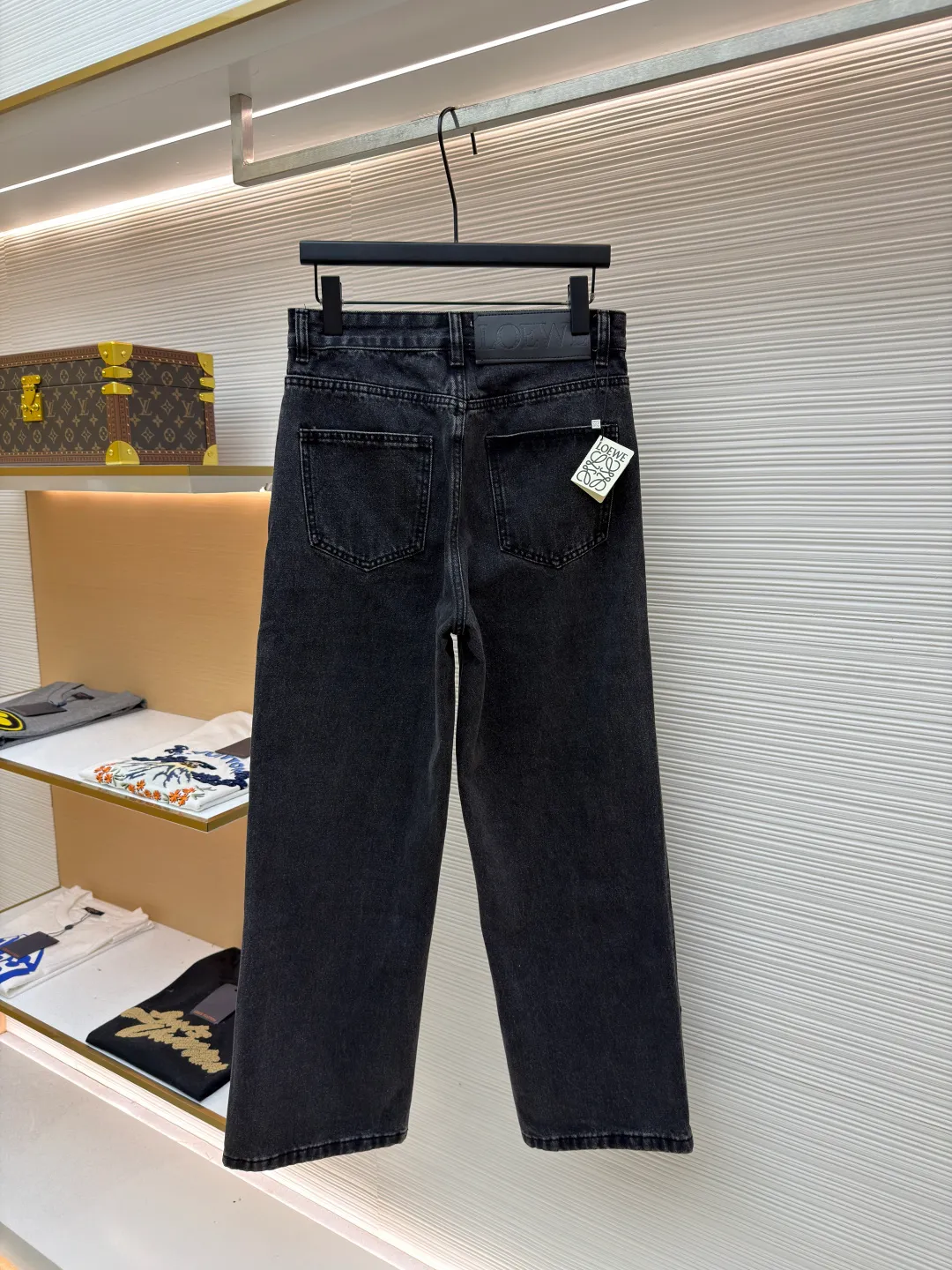 Loewe Anagram denim jeans ●Authentic product: Purchased and developed for 9900 ●Item number: 1680406-A90 ●Material: denim denim fabric ●Technology: laser cutting ●Version: fitted version ●Weight: about 755 grams ●Size: 46-48-50-52 ●Description: Customized dense core condensate material, comfortable and close to the skin, full of texture, Elbows decorated with Anagram hollow design The button-flap welt pockets on the chest are sublimated. The classic LOEWE leather logo on the back is embellished with visual recognition. It is a declaration of personality and taste. The collision of classics and innovation. The versatile charm of the denim jacket. The denim element is also synonymous with casualness. Using laser cutting, the elbows are manually disassembled, laid out flat for laser positioning and cutting the anagram pattern, and then hand-applied internally, and finally manually sewn on. The labor cost is high, the loss is high, and the daily output is low. The overall wiring is straight and delicate, the fabric is comfortable and soft, and the color is consistent without color difference. It can be matched with the same style to create a fashionable look and control various occasions. Customized accessories, complete with three standards, same style for men and women!