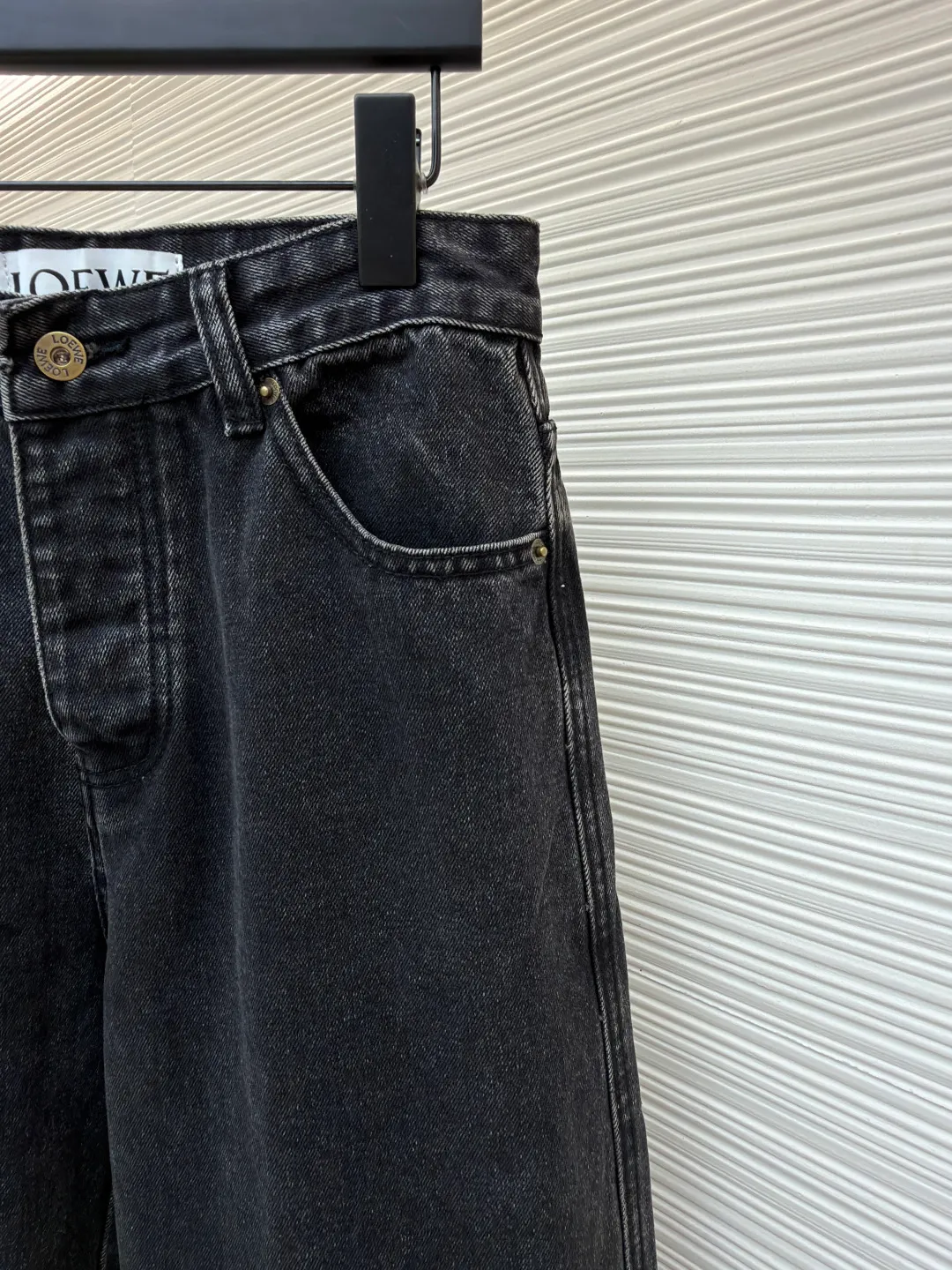 Loewe Anagram denim jeans ●Authentic product: Purchased and developed for 9900 ●Item number: 1680406-A90 ●Material: denim denim fabric ●Technology: laser cutting ●Version: fitted version ●Weight: about 755 grams ●Size: 46-48-50-52 ●Description: Customized dense core condensate material, comfortable and close to the skin, full of texture, Elbows decorated with Anagram hollow design The button-flap welt pockets on the chest are sublimated. The classic LOEWE leather logo on the back is embellished with visual recognition. It is a declaration of personality and taste. The collision of classics and innovation. The versatile charm of the denim jacket. The denim element is also synonymous with casualness. Using laser cutting, the elbows are manually disassembled, laid out flat for laser positioning and cutting the anagram pattern, and then hand-applied internally, and finally manually sewn on. The labor cost is high, the loss is high, and the daily output is low. The overall wiring is straight and delicate, the fabric is comfortable and soft, and the color is consistent without color difference. It can be matched with the same style to create a fashionable look and control various occasions. Customized accessories, complete with three standards, same style for men and women!