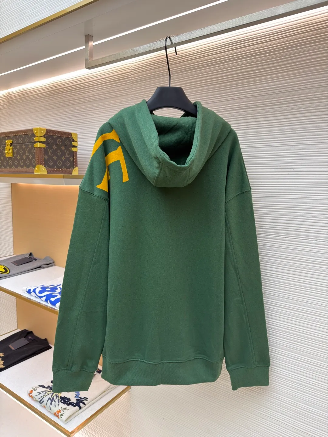 Loewe printed hooded sweatshirt ●Item No.: 1682305-B00 ●Fabric: 100% cotton ●Technology: Printed production ●Color: Green ●Version: Fitted version ●Weight: about 860 grams ●Size: S-M-L-XL ●Description: Customized high-count 100% cotton sweatshirt base fabric, as delicate as silk, comfortable and close to the skin, with deep black as the main tone, containing mystery and elegance The eye-catching white LOEWE print on the side is embellished. It declares the nobility of the brand with a bold design. It instantly becomes the focus of the visual and shows the luxurious style. Imported pulp discharge printing is printed on the dyed fabric with a discharge agent to destroy the dye to form a pattern. The printing process prints colorful patterns while discharge. The lines are clear and the pattern is fine. The color fastness is strong, and the fabric has been washed. It has a better hand feel. It is not easy to deform, not easy to shrink, not easy to fade, and maintains long-term beauty. The overall wiring is straight and delicate, the fabric is comfortable and soft, and the color is consistent without color difference. It can be matched with the same style to create a fashionable look and control various occasions. Customized accessories, complete with three standards, same style for men and women!