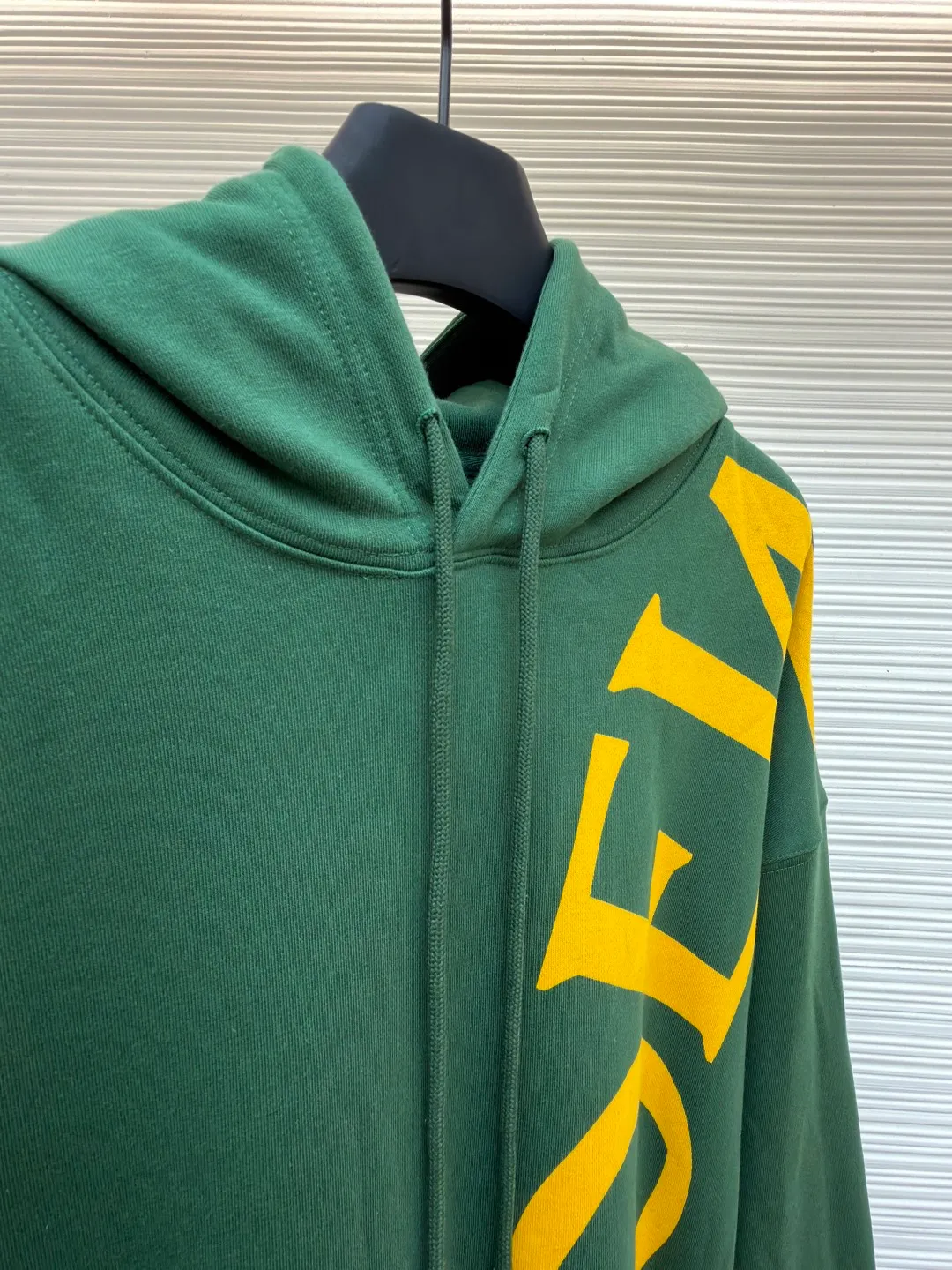 Loewe printed hooded sweatshirt ●Item No.: 1682305-B00 ●Fabric: 100% cotton ●Technology: Printed production ●Color: Green ●Version: Fitted version ●Weight: about 860 grams ●Size: S-M-L-XL ●Description: Customized high-count 100% cotton sweatshirt base fabric, as delicate as silk, comfortable and close to the skin, with deep black as the main tone, containing mystery and elegance The eye-catching white LOEWE print on the side is embellished. It declares the nobility of the brand with a bold design. It instantly becomes the focus of the visual and shows the luxurious style. Imported pulp discharge printing is printed on the dyed fabric with a discharge agent to destroy the dye to form a pattern. The printing process prints colorful patterns while discharge. The lines are clear and the pattern is fine. The color fastness is strong, and the fabric has been washed. It has a better hand feel. It is not easy to deform, not easy to shrink, not easy to fade, and maintains long-term beauty. The overall wiring is straight and delicate, the fabric is comfortable and soft, and the color is consistent without color difference. It can be matched with the same style to create a fashionable look and control various occasions. Customized accessories, complete with three standards, same style for men and women!