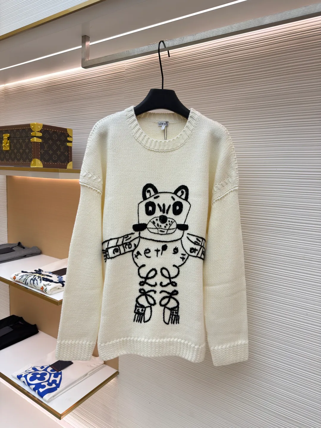 Loewe cat star round neck embroidered long-sleeved sweater ●Original version: purchased and developed by 19451 ●Item number: 1682139-C05 ●Fabric: wool blended fabric ●Technology: knitted embroidery production ●Color: white ●Version: fitted version ●Weight: about 740 grams ●Size: S-M-L-XL ●Description: This Loewe cat embroidered totem thick needle knitted sweater is made of imported merino wool woolen yarn and woven with an 8-needle thick needle plain knitting process. The yarn has been pre-washed and milled and anti-pilling, giving the garment a soft and waxy feel and a crisp texture. The loose shoulder style is formed in one go by an Italian computerized flat machine, which reduces stitching and makes it more neat. The cat totem on the front uses a combination of three-dimensional chain embroidery + satin embroidery, using high-tenacity black cotton blended embroidery thread. It is completed by hand stitch by stitch by senior embroidery workers. The outline of the pattern is smooth and full of three-dimensionality. The bottom layer of embroidery is paved with non-woven interlining to prevent the embroidery thread from pulling and causing the body to deform. The neckline, cuffs and hem are all designed with double-ply ribbing and built-in elastic spandex yarn. It has excellent resilience after high-temperature setting treatment. The low-temperature steam process is used during manual ironing to retain the natural texture and silhouette of the wool yarn to the greatest extent. The overall wiring is straight and delicate, the fabric is comfortable and soft, and the color is consistent without color difference. It can be matched with the same style to create a fashionable look and control various occasions. Customized accessories, complete with three standards, same style for men and women!