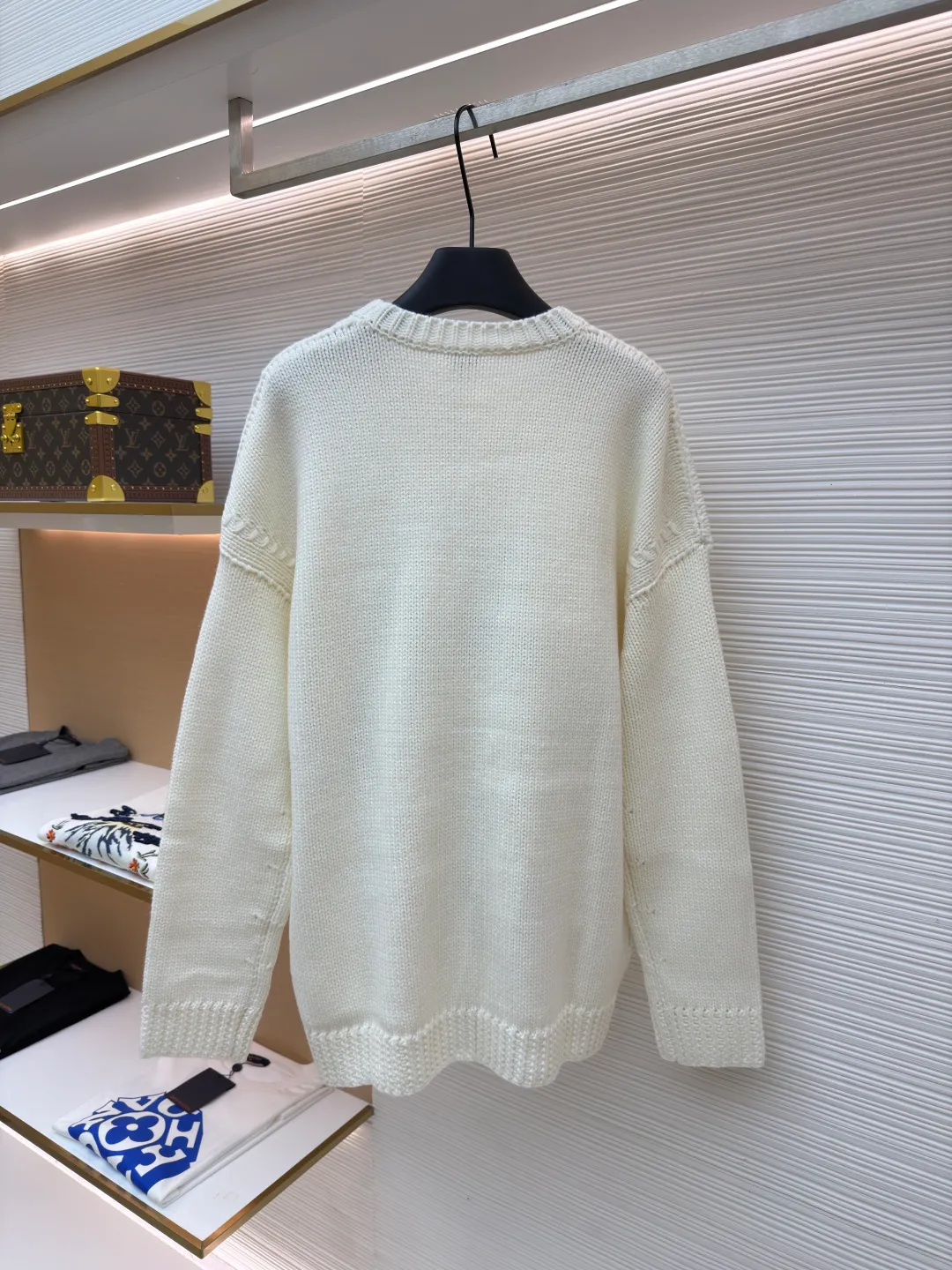 Loewe cat star round neck embroidered long-sleeved sweater ●Original version: purchased and developed by 19451 ●Item number: 1682139-C05 ●Fabric: wool blended fabric ●Technology: knitted embroidery production ●Color: white ●Version: fitted version ●Weight: about 740 grams ●Size: S-M-L-XL ●Description: This Loewe cat embroidered totem thick needle knitted sweater is made of imported merino wool woolen yarn and woven with an 8-needle thick needle plain knitting process. The yarn has been pre-washed and milled and anti-pilling, giving the garment a soft and waxy feel and a crisp texture. The loose shoulder style is formed in one go by an Italian computerized flat machine, which reduces stitching and makes it more neat. The cat totem on the front uses a combination of three-dimensional chain embroidery + satin embroidery, using high-tenacity black cotton blended embroidery thread. It is completed by hand stitch by stitch by senior embroidery workers. The outline of the pattern is smooth and full of three-dimensionality. The bottom layer of embroidery is paved with non-woven interlining to prevent the embroidery thread from pulling and causing the body to deform. The neckline, cuffs and hem are all designed with double-ply ribbing and built-in elastic spandex yarn. It has excellent resilience after high-temperature setting treatment. The low-temperature steam process is used during manual ironing to retain the natural texture and silhouette of the wool yarn to the greatest extent. The overall wiring is straight and delicate, the fabric is comfortable and soft, and the color is consistent without color difference. It can be matched with the same style to create a fashionable look and control various occasions. Customized accessories, complete with three standards, same style for men and women!
