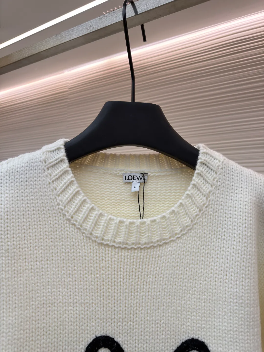 Loewe cat star round neck embroidered long-sleeved sweater ●Original version: purchased and developed by 19451 ●Item number: 1682139-C05 ●Fabric: wool blended fabric ●Technology: knitted embroidery production ●Color: white ●Version: fitted version ●Weight: about 740 grams ●Size: S-M-L-XL ●Description: This Loewe cat embroidered totem thick needle knitted sweater is made of imported merino wool woolen yarn and woven with an 8-needle thick needle plain knitting process. The yarn has been pre-washed and milled and anti-pilling, giving the garment a soft and waxy feel and a crisp texture. The loose shoulder style is formed in one go by an Italian computerized flat machine, which reduces stitching and makes it more neat. The cat totem on the front uses a combination of three-dimensional chain embroidery + satin embroidery, using high-tenacity black cotton blended embroidery thread. It is completed by hand stitch by stitch by senior embroidery workers. The outline of the pattern is smooth and full of three-dimensionality. The bottom layer of embroidery is paved with non-woven interlining to prevent the embroidery thread from pulling and causing the body to deform. The neckline, cuffs and hem are all designed with double-ply ribbing and built-in elastic spandex yarn. It has excellent resilience after high-temperature setting treatment. The low-temperature steam process is used during manual ironing to retain the natural texture and silhouette of the wool yarn to the greatest extent. The overall wiring is straight and delicate, the fabric is comfortable and soft, and the color is consistent without color difference. It can be matched with the same style to create a fashionable look and control various occasions. Customized accessories, complete with three standards, same style for men and women!