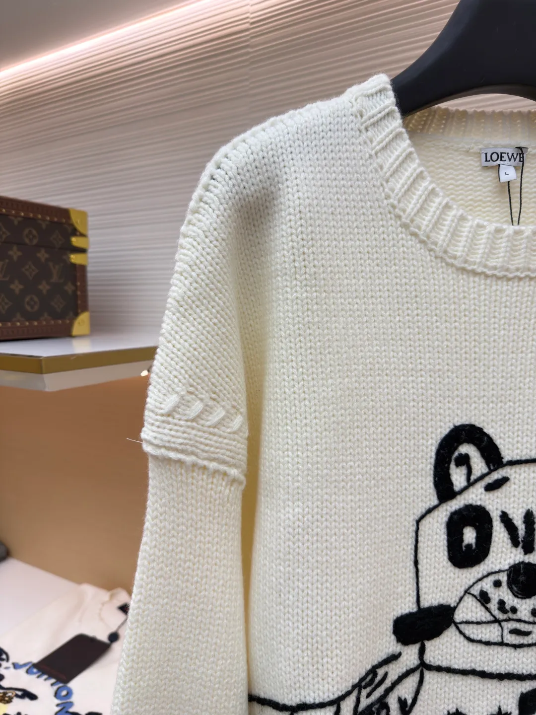 Loewe cat star round neck embroidered long-sleeved sweater ●Original version: purchased and developed by 19451 ●Item number: 1682139-C05 ●Fabric: wool blended fabric ●Technology: knitted embroidery production ●Color: white ●Version: fitted version ●Weight: about 740 grams ●Size: S-M-L-XL ●Description: This Loewe cat embroidered totem thick needle knitted sweater is made of imported merino wool woolen yarn and woven with an 8-needle thick needle plain knitting process. The yarn has been pre-washed and milled and anti-pilling, giving the garment a soft and waxy feel and a crisp texture. The loose shoulder style is formed in one go by an Italian computerized flat machine, which reduces stitching and makes it more neat. The cat totem on the front uses a combination of three-dimensional chain embroidery + satin embroidery, using high-tenacity black cotton blended embroidery thread. It is completed by hand stitch by stitch by senior embroidery workers. The outline of the pattern is smooth and full of three-dimensionality. The bottom layer of embroidery is paved with non-woven interlining to prevent the embroidery thread from pulling and causing the body to deform. The neckline, cuffs and hem are all designed with double-ply ribbing and built-in elastic spandex yarn. It has excellent resilience after high-temperature setting treatment. The low-temperature steam process is used during manual ironing to retain the natural texture and silhouette of the wool yarn to the greatest extent. The overall wiring is straight and delicate, the fabric is comfortable and soft, and the color is consistent without color difference. It can be matched with the same style to create a fashionable look and control various occasions. Customized accessories, complete with three standards, same style for men and women!
