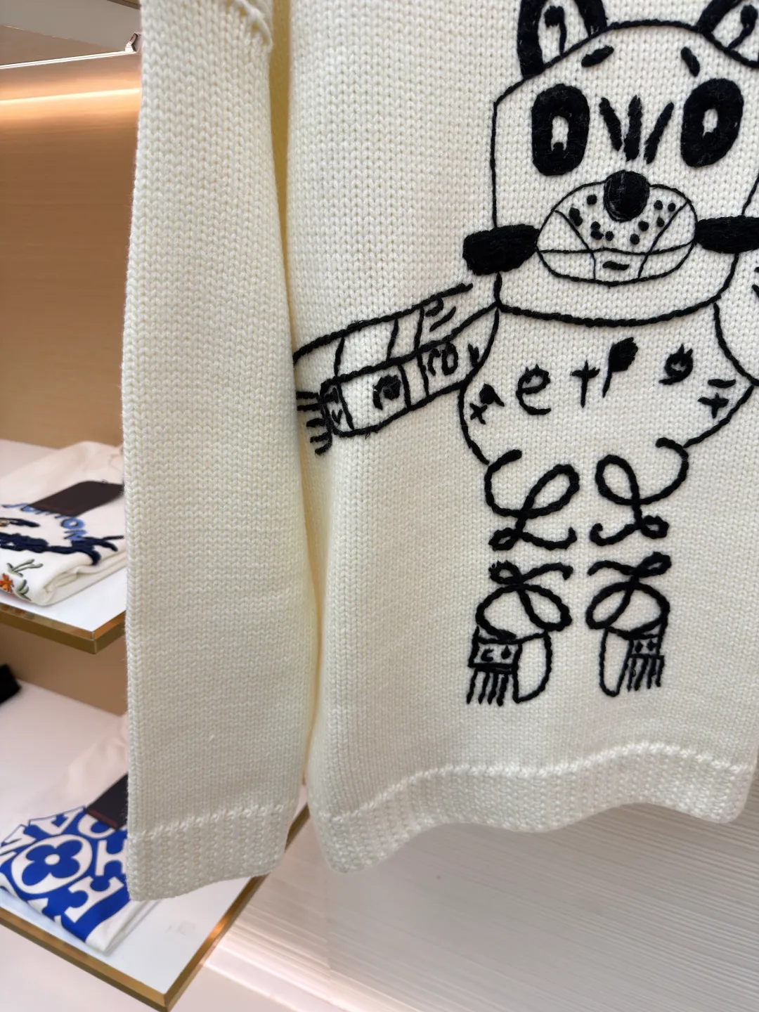 Loewe cat star round neck embroidered long-sleeved sweater ●Original version: purchased and developed by 19451 ●Item number: 1682139-C05 ●Fabric: wool blended fabric ●Technology: knitted embroidery production ●Color: white ●Version: fitted version ●Weight: about 740 grams ●Size: S-M-L-XL ●Description: This Loewe cat embroidered totem thick needle knitted sweater is made of imported merino wool woolen yarn and woven with an 8-needle thick needle plain knitting process. The yarn has been pre-washed and milled and anti-pilling, giving the garment a soft and waxy feel and a crisp texture. The loose shoulder style is formed in one go by an Italian computerized flat machine, which reduces stitching and makes it more neat. The cat totem on the front uses a combination of three-dimensional chain embroidery + satin embroidery, using high-tenacity black cotton blended embroidery thread. It is completed by hand stitch by stitch by senior embroidery workers. The outline of the pattern is smooth and full of three-dimensionality. The bottom layer of embroidery is paved with non-woven interlining to prevent the embroidery thread from pulling and causing the body to deform. The neckline, cuffs and hem are all designed with double-ply ribbing and built-in elastic spandex yarn. It has excellent resilience after high-temperature setting treatment. The low-temperature steam process is used during manual ironing to retain the natural texture and silhouette of the wool yarn to the greatest extent. The overall wiring is straight and delicate, the fabric is comfortable and soft, and the color is consistent without color difference. It can be matched with the same style to create a fashionable look and control various occasions. Customized accessories, complete with three standards, same style for men and women!