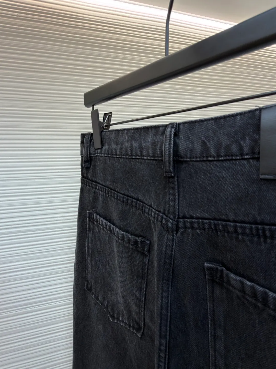 Loewe Anagram denim jeans ●Authentic product: Purchased and developed by 5312 ●Item number: 1681752-A70 ●Material: denim denim fabric ●Technology: laser cutting and production ●Version: fitted version ●Weight: about 720 grams ●Size: 46-48-50-52 ●Description: Customized dense core condensate material, comfortable and close to the skin, full of texture, Elbows decorated with Anagram hollow design The button-flap welt pockets on the chest are sublimated. The classic LOEWE leather logo on the back is embellished with visual recognition. It is a declaration of personality and taste. The collision of classics and innovation. The versatile charm of the denim jacket. The denim element is also synonymous with casualness. Using laser cutting, the elbows are manually disassembled, laid out flat for laser positioning and cutting the anagram pattern, and then hand-applied internally, and finally manually sewn on. The labor cost is high, the loss is high, and the daily output is low. The overall wiring is straight and delicate, the fabric is comfortable and soft, and the color is consistent without color difference. It can be matched with the same style to create a fashionable look and control various occasions. Customized accessories, complete with three standards, same style for men and women!