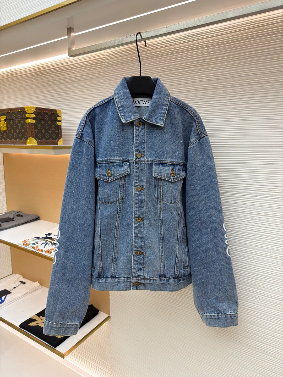 Loewe Anagram denim denim jacket ●Authentic product: Purchased and developed for 11900 ●Item number: 1680408-B40 ●Material: denim denim fabric ●Technology: laser cutting ●Version: Fitted version ●Weight: about 1325 grams ●Size: 46-48-50-52 ●Description: Customized dense-core condensed yarn material, comfortable and close to the skin, full of texture, Elbows decorated with Anagram hollow design The chest button flap welt pockets are sublimated. The classic LOEWE leather label logo is embellished on the back. The visual recognition is full. A statement of personality and taste. The collision of classics and innovation. The versatile charm of denim jackets. Denim elements. It is also synonymous with casual and uninhibited. It is laser cut. The elbows are manually disassembled and laid flat for laser positioning and cutting of the Anagram pattern. Then the internal patching is done by hand and finally manually sewn on. Expensive labor cost and high loss. Low daily output. Use imported special machine for infrared positioning "Loewe" The "leather label" position is more precise and firm. The overall wiring is straight and delicate, the fabric is comfortable and soft, and the color is consistent without color difference. It can be matched with the same style to create a fashionable look and control various occasions. Customized accessories, complete with three standards, same style for men and women!