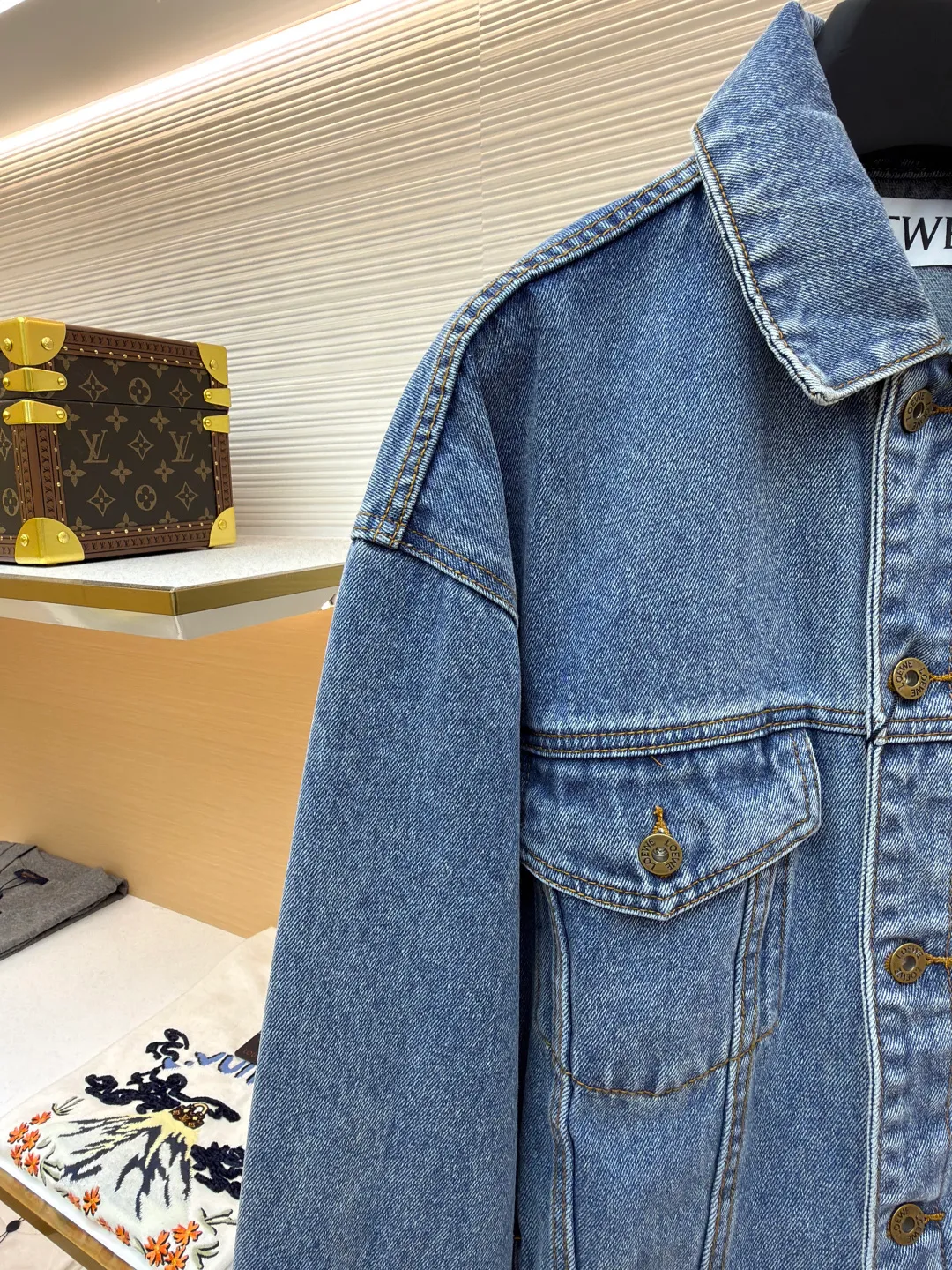 Loewe Anagram denim denim jacket ●Authentic product: Purchased and developed for 11900 ●Item number: 1680408-B40 ●Material: denim denim fabric ●Technology: laser cutting ●Version: Fitted version ●Weight: about 1325 grams ●Size: 46-48-50-52 ●Description: Customized dense-core condensed yarn material, comfortable and close to the skin, full of texture, Elbows decorated with Anagram hollow design The chest button flap welt pockets are sublimated. The classic LOEWE leather label logo is embellished on the back. The visual recognition is full. A statement of personality and taste. The collision of classics and innovation. The versatile charm of denim jackets. Denim elements. It is also synonymous with casual and uninhibited. It is laser cut. The elbows are manually disassembled and laid flat for laser positioning and cutting of the Anagram pattern. Then the internal patching is done by hand and finally manually sewn on. Expensive labor cost and high loss. Low daily output. Use imported special machine for infrared positioning "Loewe" The "leather label" position is more precise and firm. The overall wiring is straight and delicate, the fabric is comfortable and soft, and the color is consistent without color difference. It can be matched with the same style to create a fashionable look and control various occasions. Customized accessories, complete with three standards, same style for men and women!