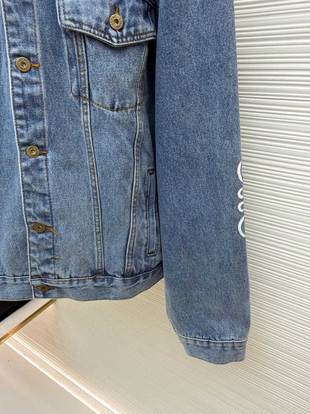Loewe Anagram denim denim jacket ●Authentic product: Purchased and developed for 11900 ●Item number: 1680408-B40 ●Material: denim denim fabric ●Technology: laser cutting ●Version: Fitted version ●Weight: about 1325 grams ●Size: 46-48-50-52 ●Description: Customized dense-core condensed yarn material, comfortable and close to the skin, full of texture, Elbows decorated with Anagram hollow design The chest button flap welt pockets are sublimated. The classic LOEWE leather label logo is embellished on the back. The visual recognition is full. A statement of personality and taste. The collision of classics and innovation. The versatile charm of denim jackets. Denim elements. It is also synonymous with casual and uninhibited. It is laser cut. The elbows are manually disassembled and laid flat for laser positioning and cutting of the Anagram pattern. Then the internal patching is done by hand and finally manually sewn on. Expensive labor cost and high loss. Low daily output. Use imported special machine for infrared positioning "Loewe" The "leather label" position is more precise and firm. The overall wiring is straight and delicate, the fabric is comfortable and soft, and the color is consistent without color difference. It can be matched with the same style to create a fashionable look and control various occasions. Customized accessories, complete with three standards, same style for men and women!