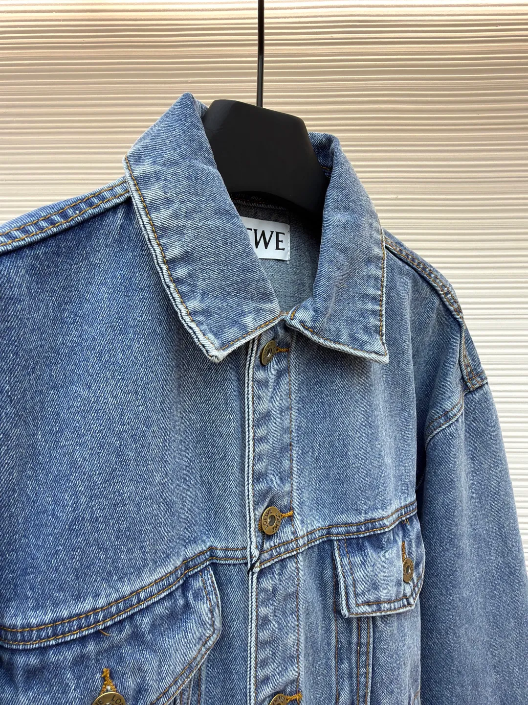 Loewe Anagram denim denim jacket ●Authentic product: Purchased and developed for 11900 ●Item number: 1680408-B40 ●Material: denim denim fabric ●Technology: laser cutting ●Version: Fitted version ●Weight: about 1325 grams ●Size: 46-48-50-52 ●Description: Customized dense-core condensed yarn material, comfortable and close to the skin, full of texture, Elbows decorated with Anagram hollow design The chest button flap welt pockets are sublimated. The classic LOEWE leather label logo is embellished on the back. The visual recognition is full. A statement of personality and taste. The collision of classics and innovation. The versatile charm of denim jackets. Denim elements. It is also synonymous with casual and uninhibited. It is laser cut. The elbows are manually disassembled and laid flat for laser positioning and cutting of the Anagram pattern. Then the internal patching is done by hand and finally manually sewn on. Expensive labor cost and high loss. Low daily output. Use imported special machine for infrared positioning "Loewe" The "leather label" position is more precise and firm. The overall wiring is straight and delicate, the fabric is comfortable and soft, and the color is consistent without color difference. It can be matched with the same style to create a fashionable look and control various occasions. Customized accessories, complete with three standards, same style for men and women!