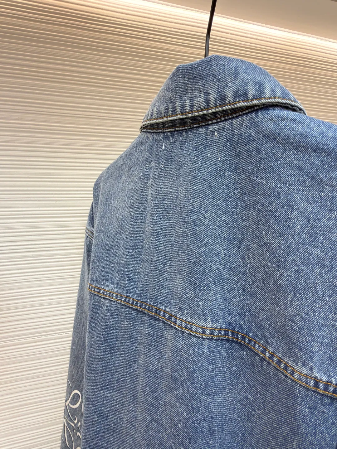 Loewe Anagram denim denim jacket ●Authentic product: Purchased and developed for 11900 ●Item number: 1680408-B40 ●Material: denim denim fabric ●Technology: laser cutting ●Version: Fitted version ●Weight: about 1325 grams ●Size: 46-48-50-52 ●Description: Customized dense-core condensed yarn material, comfortable and close to the skin, full of texture, Elbows decorated with Anagram hollow design The chest button flap welt pockets are sublimated. The classic LOEWE leather label logo is embellished on the back. The visual recognition is full. A statement of personality and taste. The collision of classics and innovation. The versatile charm of denim jackets. Denim elements. It is also synonymous with casual and uninhibited. It is laser cut. The elbows are manually disassembled and laid flat for laser positioning and cutting of the Anagram pattern. Then the internal patching is done by hand and finally manually sewn on. Expensive labor cost and high loss. Low daily output. Use imported special machine for infrared positioning "Loewe" The "leather label" position is more precise and firm. The overall wiring is straight and delicate, the fabric is comfortable and soft, and the color is consistent without color difference. It can be matched with the same style to create a fashionable look and control various occasions. Customized accessories, complete with three standards, same style for men and women!