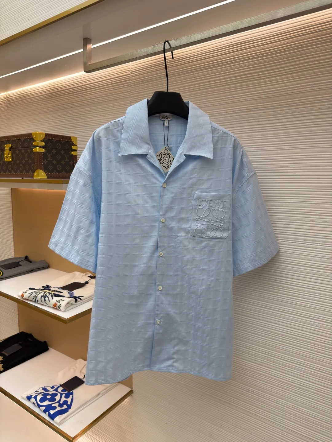 Loewe Anagram embroidered plaid shirt ●Item number: 1682392-A65 ●Material: Moiré high-count jacquard plaid fabric ●Technology: embroidery production ●Color: blue ●Version: Fitted version ●Weight: about 195 grams ●Size: 36-38-40-42 ●Description: Customized moiré high-count jacquard plaid material, rich texture, full color, comfortable and close to the skin, stunning appearance with a touch of fresh fog blue plaid Exquisite Loewe Anagram embroidery is embellished on the breast pocket, like a hidden luxury imprint. Elegant lines outline the neck style. The grid creates the illusion of flowing with the body movement, exuding a sense of luxury from the inside out. A stunning work in the fashion feast, using imported machine embroidery technology. Advanced computer control systems and sophisticated mechanical components are used to realize Loewe Anagram embroidery operations with high precision and smooth and delicate lines. Infrared positioning cutting machine uses infrared transmitters and infrared receivers to achieve precise positioning of materials. The accuracy can reach the micron level, thereby meeting the effect of high-precision cutting of alignment and strips. The fabrics have been sand-washed, giving them a better feel and texture. They are not easy to deform, shrink or fade, and maintain their long-lasting beauty. The overall wiring is straight and delicate, the fabric is comfortable and soft, and the color is consistent without color difference. It can be matched with the same style to create a fashionable look and control various occasions. Customized accessories, complete with three standards, same style for men and women!