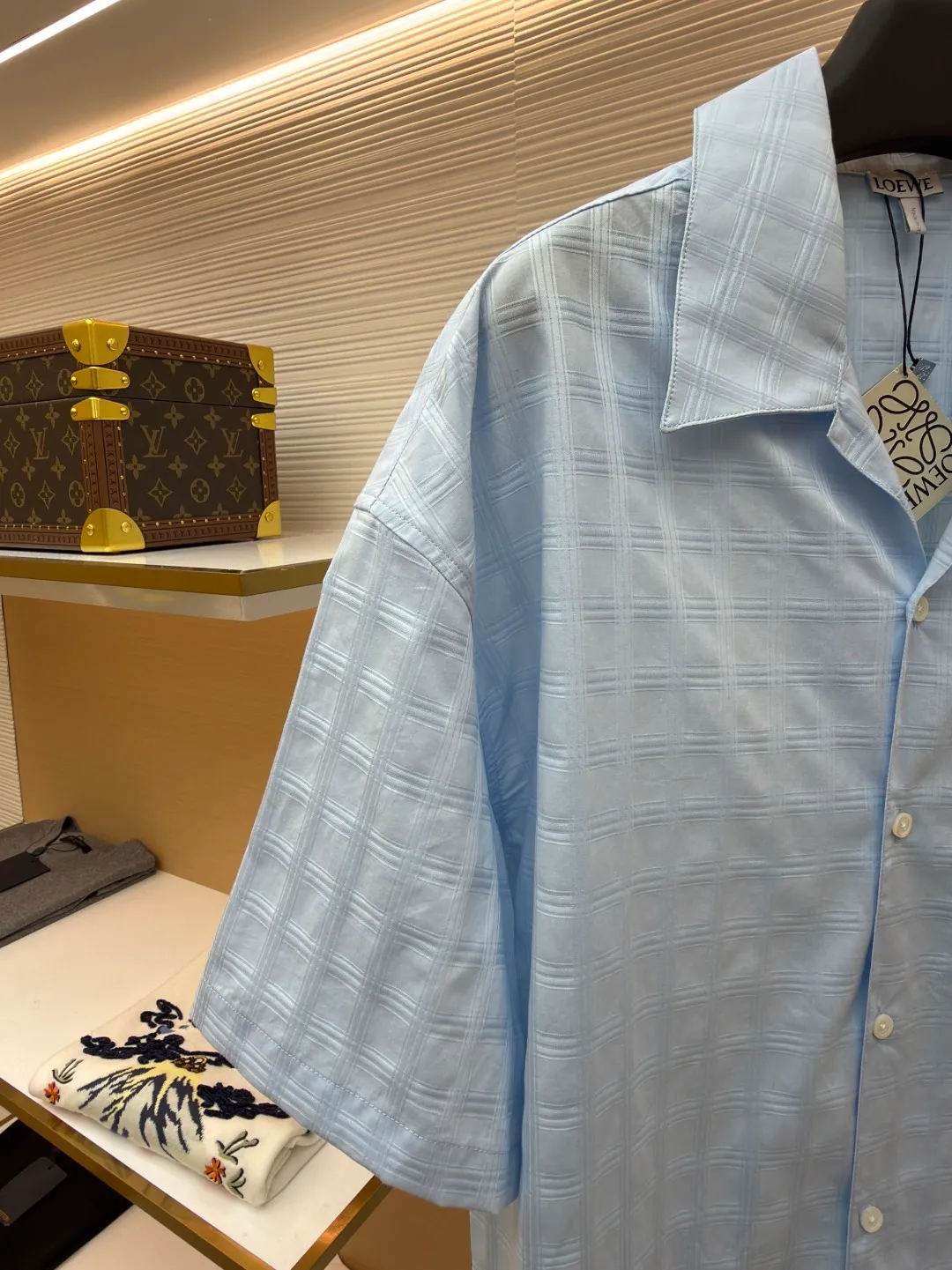 Loewe Anagram embroidered plaid shirt ●Item number: 1682392-A65 ●Material: Moiré high-count jacquard plaid fabric ●Technology: embroidery production ●Color: blue ●Version: Fitted version ●Weight: about 195 grams ●Size: 36-38-40-42 ●Description: Customized moiré high-count jacquard plaid material, rich texture, full color, comfortable and close to the skin, stunning appearance with a touch of fresh fog blue plaid Exquisite Loewe Anagram embroidery is embellished on the breast pocket, like a hidden luxury imprint. Elegant lines outline the neck style. The grid creates the illusion of flowing with the body movement, exuding a sense of luxury from the inside out. A stunning work in the fashion feast, using imported machine embroidery technology. Advanced computer control systems and sophisticated mechanical components are used to realize Loewe Anagram embroidery operations with high precision and smooth and delicate lines. Infrared positioning cutting machine uses infrared transmitters and infrared receivers to achieve precise positioning of materials. The accuracy can reach the micron level, thereby meeting the effect of high-precision cutting of alignment and strips. The fabrics have been sand-washed, giving them a better feel and texture. They are not easy to deform, shrink or fade, and maintain their long-lasting beauty. The overall wiring is straight and delicate, the fabric is comfortable and soft, and the color is consistent without color difference. It can be matched with the same style to create a fashionable look and control various occasions. Customized accessories, complete with three standards, same style for men and women!