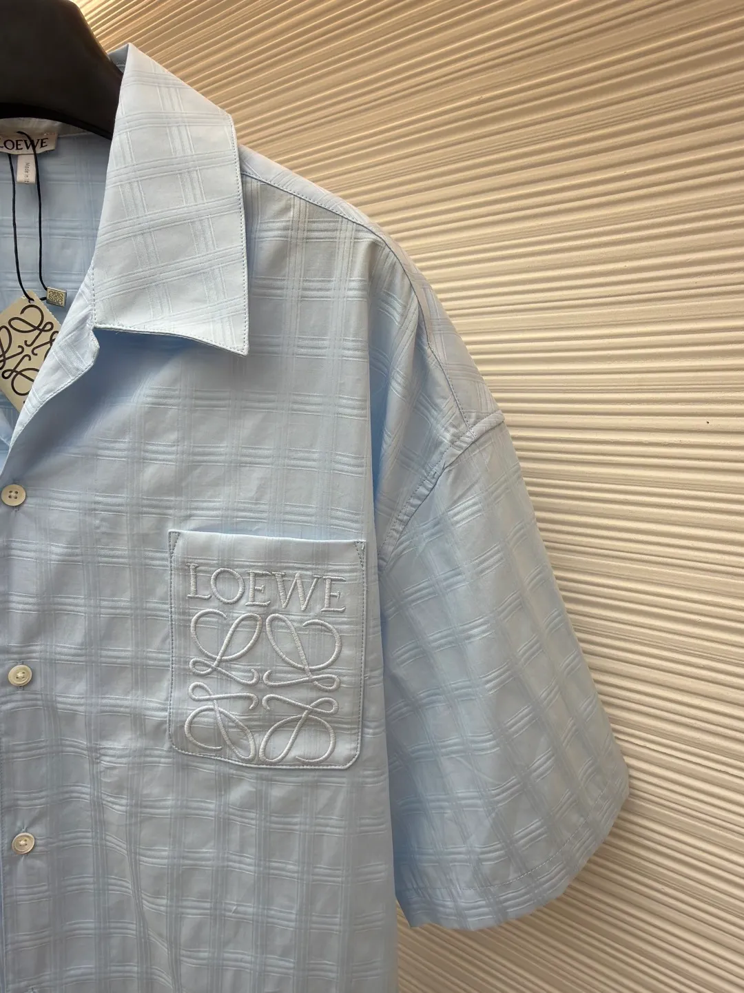 Loewe Anagram embroidered plaid shirt ●Item number: 1682392-A65 ●Material: Moiré high-count jacquard plaid fabric ●Technology: embroidery production ●Color: blue ●Version: Fitted version ●Weight: about 195 grams ●Size: 36-38-40-42 ●Description: Customized moiré high-count jacquard plaid material, rich texture, full color, comfortable and close to the skin, stunning appearance with a touch of fresh fog blue plaid Exquisite Loewe Anagram embroidery is embellished on the breast pocket, like a hidden luxury imprint. Elegant lines outline the neck style. The grid creates the illusion of flowing with the body movement, exuding a sense of luxury from the inside out. A stunning work in the fashion feast, using imported machine embroidery technology. Advanced computer control systems and sophisticated mechanical components are used to realize Loewe Anagram embroidery operations with high precision and smooth and delicate lines. Infrared positioning cutting machine uses infrared transmitters and infrared receivers to achieve precise positioning of materials. The accuracy can reach the micron level, thereby meeting the effect of high-precision cutting of alignment and strips. The fabrics have been sand-washed, giving them a better feel and texture. They are not easy to deform, shrink or fade, and maintain their long-lasting beauty. The overall wiring is straight and delicate, the fabric is comfortable and soft, and the color is consistent without color difference. It can be matched with the same style to create a fashionable look and control various occasions. Customized accessories, complete with three standards, same style for men and women!