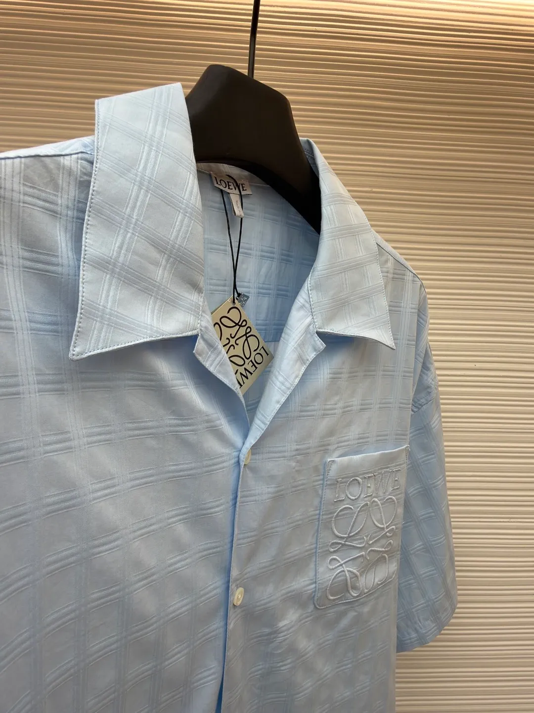 Loewe Anagram embroidered plaid shirt ●Item number: 1682392-A65 ●Material: Moiré high-count jacquard plaid fabric ●Technology: embroidery production ●Color: blue ●Version: Fitted version ●Weight: about 195 grams ●Size: 36-38-40-42 ●Description: Customized moiré high-count jacquard plaid material, rich texture, full color, comfortable and close to the skin, stunning appearance with a touch of fresh fog blue plaid Exquisite Loewe Anagram embroidery is embellished on the breast pocket, like a hidden luxury imprint. Elegant lines outline the neck style. The grid creates the illusion of flowing with the body movement, exuding a sense of luxury from the inside out. A stunning work in the fashion feast, using imported machine embroidery technology. Advanced computer control systems and sophisticated mechanical components are used to realize Loewe Anagram embroidery operations with high precision and smooth and delicate lines. Infrared positioning cutting machine uses infrared transmitters and infrared receivers to achieve precise positioning of materials. The accuracy can reach the micron level, thereby meeting the effect of high-precision cutting of alignment and strips. The fabrics have been sand-washed, giving them a better feel and texture. They are not easy to deform, shrink or fade, and maintain their long-lasting beauty. The overall wiring is straight and delicate, the fabric is comfortable and soft, and the color is consistent without color difference. It can be matched with the same style to create a fashionable look and control various occasions. Customized accessories, complete with three standards, same style for men and women!