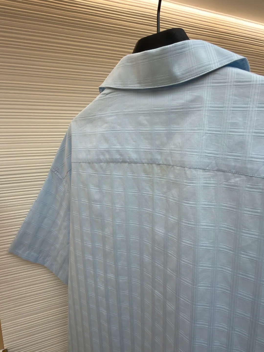 Loewe Anagram embroidered plaid shirt ●Item number: 1682392-A65 ●Material: Moiré high-count jacquard plaid fabric ●Technology: embroidery production ●Color: blue ●Version: Fitted version ●Weight: about 195 grams ●Size: 36-38-40-42 ●Description: Customized moiré high-count jacquard plaid material, rich texture, full color, comfortable and close to the skin, stunning appearance with a touch of fresh fog blue plaid Exquisite Loewe Anagram embroidery is embellished on the breast pocket, like a hidden luxury imprint. Elegant lines outline the neck style. The grid creates the illusion of flowing with the body movement, exuding a sense of luxury from the inside out. A stunning work in the fashion feast, using imported machine embroidery technology. Advanced computer control systems and sophisticated mechanical components are used to realize Loewe Anagram embroidery operations with high precision and smooth and delicate lines. Infrared positioning cutting machine uses infrared transmitters and infrared receivers to achieve precise positioning of materials. The accuracy can reach the micron level, thereby meeting the effect of high-precision cutting of alignment and strips. The fabrics have been sand-washed, giving them a better feel and texture. They are not easy to deform, shrink or fade, and maintain their long-lasting beauty. The overall wiring is straight and delicate, the fabric is comfortable and soft, and the color is consistent without color difference. It can be matched with the same style to create a fashionable look and control various occasions. Customized accessories, complete with three standards, same style for men and women!