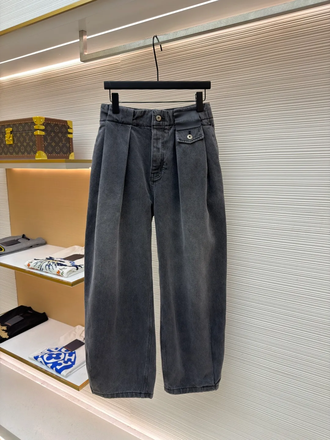 Loewe leather patch jeans ●Original version: Purchased and developed for 10900 ●Item number: 1682494-B25 ●Material: black cotton denim denim fabric ●Technology: three-dimensional double pleat production ●Color: stone washed gray ●Version: fitted version ●Weight: about 1035 grams ●Size: 44-46-48-50 ●Description: Customized stone washed black cotton denim denim material with excellent texture and comfortable skin fit Using basalt gray as the main color, let the color grow naturally over time. Loewe embossed leather patches are embellished on the belt button coin bag to express the brand identity. Use architectural folds to reconstruct the dynamic aesthetics of denim. Use ergonomic scimitar arcs to reconstruct the future silhouette of denim. Break away from the shackles of tradition and reshape the boundaries of fashion. Prioritize the positioning of the spray horse, and then rub it with your hands to create a gradient effect. Use a spray gun to accurately spray the reagent solution to the designated position on the shirt according to the design requirements. Let the reagent react chemically with the fabric to form a gradual gradient effect, and finally boil it to solidify the color. Peak trace three-dimensional double pleats are folded according to the double pleat structure to form the prototype of the pleats. Concealed stitches and special adhesives are used to fix the pleats to create an obvious three-dimensional undulating effect on the surface of the pants. Fine edge processing, straight and regular lines, heavy washing and whitening process. The denim fabric is subjected to multiple deep treatments through physical and chemical means to give the surface of the pants a dark effect. The denim fabric is then polished with a machine to produce a wear effect on the surface of the pants. The overall wiring is straight and delicate, the fabric is comfortable and soft, and the color is consistent without color difference. It can be matched with the same style to create a fashionable look and control various occasions. Customized accessories, complete with three standards, same style for men and women!