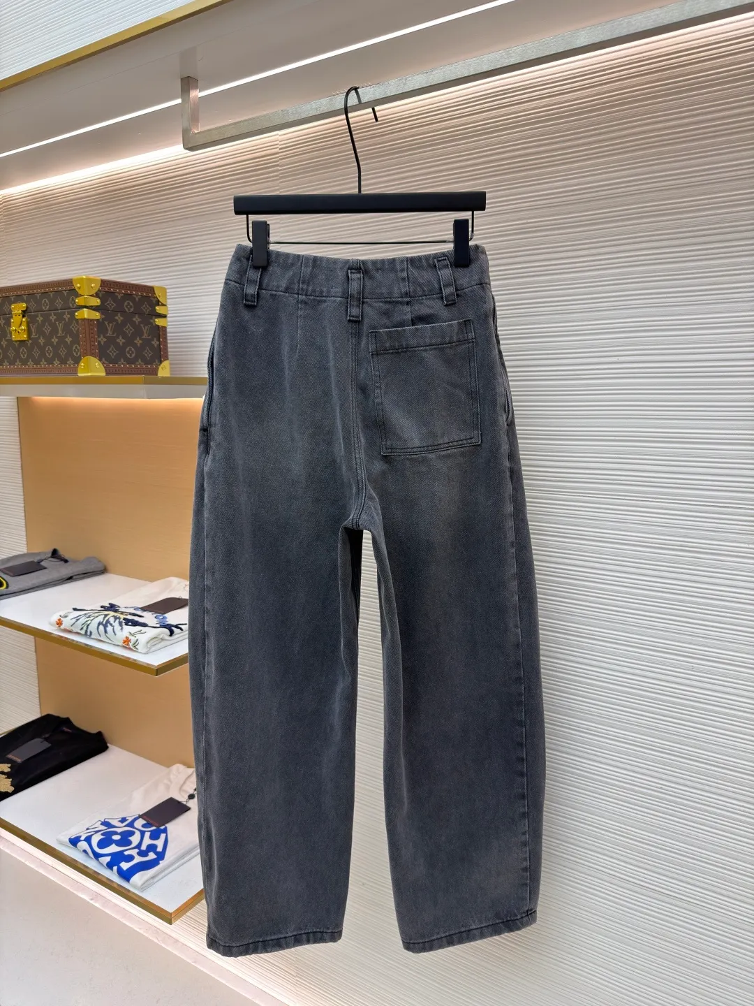 Loewe leather patch jeans ●Original version: Purchased and developed for 10900 ●Item number: 1682494-B25 ●Material: black cotton denim denim fabric ●Technology: three-dimensional double pleat production ●Color: stone washed gray ●Version: fitted version ●Weight: about 1035 grams ●Size: 44-46-48-50 ●Description: Customized stone washed black cotton denim denim material with excellent texture and comfortable skin fit Using basalt gray as the main color, let the color grow naturally over time. Loewe embossed leather patches are embellished on the belt button coin bag to express the brand identity. Use architectural folds to reconstruct the dynamic aesthetics of denim. Use ergonomic scimitar arcs to reconstruct the future silhouette of denim. Break away from the shackles of tradition and reshape the boundaries of fashion. Prioritize the positioning of the spray horse, and then rub it with your hands to create a gradient effect. Use a spray gun to accurately spray the reagent solution to the designated position on the shirt according to the design requirements. Let the reagent react chemically with the fabric to form a gradual gradient effect, and finally boil it to solidify the color. Peak trace three-dimensional double pleats are folded according to the double pleat structure to form the prototype of the pleats. Concealed stitches and special adhesives are used to fix the pleats to create an obvious three-dimensional undulating effect on the surface of the pants. Fine edge processing, straight and regular lines, heavy washing and whitening process. The denim fabric is subjected to multiple deep treatments through physical and chemical means to give the surface of the pants a dark effect. The denim fabric is then polished with a machine to produce a wear effect on the surface of the pants. The overall wiring is straight and delicate, the fabric is comfortable and soft, and the color is consistent without color difference. It can be matched with the same style to create a fashionable look and control various occasions. Customized accessories, complete with three standards, same style for men and women!