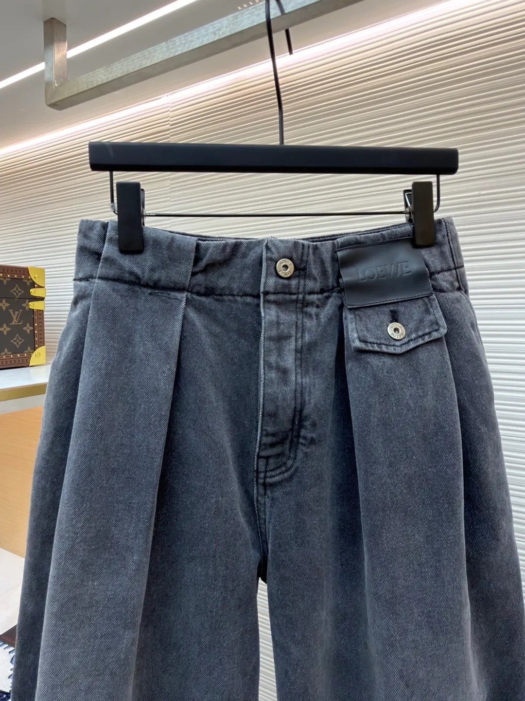 Loewe leather patch jeans ●Original version: Purchased and developed for 10900 ●Item number: 1682494-B25 ●Material: black cotton denim denim fabric ●Technology: three-dimensional double pleat production ●Color: stone washed gray ●Version: fitted version ●Weight: about 1035 grams ●Size: 44-46-48-50 ●Description: Customized stone washed black cotton denim denim material with excellent texture and comfortable skin fit Using basalt gray as the main color, let the color grow naturally over time. Loewe embossed leather patches are embellished on the belt button coin bag to express the brand identity. Use architectural folds to reconstruct the dynamic aesthetics of denim. Use ergonomic scimitar arcs to reconstruct the future silhouette of denim. Break away from the shackles of tradition and reshape the boundaries of fashion. Prioritize the positioning of the spray horse, and then rub it with your hands to create a gradient effect. Use a spray gun to accurately spray the reagent solution to the designated position on the shirt according to the design requirements. Let the reagent react chemically with the fabric to form a gradual gradient effect, and finally boil it to solidify the color. Peak trace three-dimensional double pleats are folded according to the double pleat structure to form the prototype of the pleats. Concealed stitches and special adhesives are used to fix the pleats to create an obvious three-dimensional undulating effect on the surface of the pants. Fine edge processing, straight and regular lines, heavy washing and whitening process. The denim fabric is subjected to multiple deep treatments through physical and chemical means to give the surface of the pants a dark effect. The denim fabric is then polished with a machine to produce a wear effect on the surface of the pants. The overall wiring is straight and delicate, the fabric is comfortable and soft, and the color is consistent without color difference. It can be matched with the same style to create a fashionable look and control various occasions. Customized accessories, complete with three standards, same style for men and women!