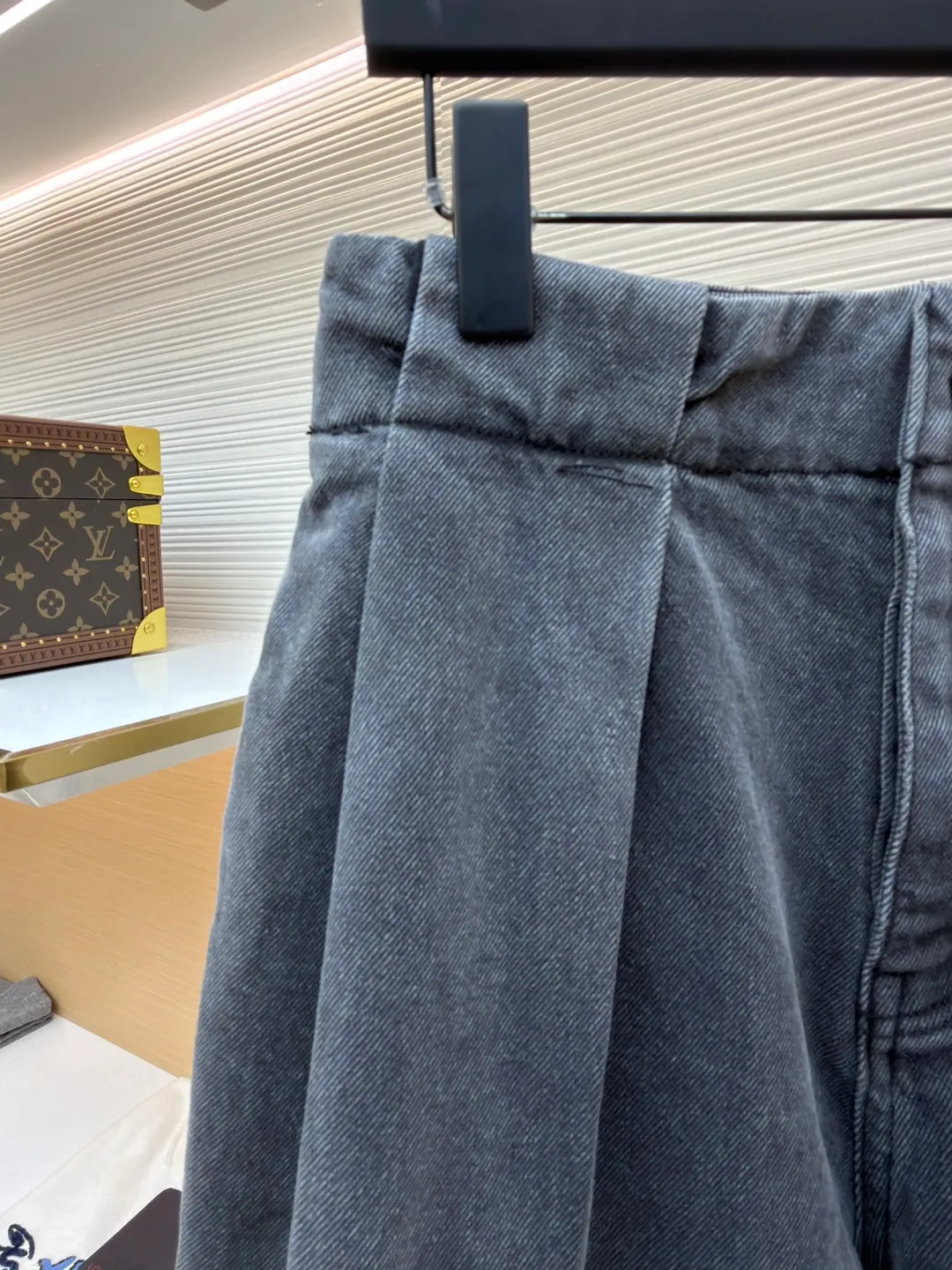 Loewe leather patch jeans ●Original version: Purchased and developed for 10900 ●Item number: 1682494-B25 ●Material: black cotton denim denim fabric ●Technology: three-dimensional double pleat production ●Color: stone washed gray ●Version: fitted version ●Weight: about 1035 grams ●Size: 44-46-48-50 ●Description: Customized stone washed black cotton denim denim material with excellent texture and comfortable skin fit Using basalt gray as the main color, let the color grow naturally over time. Loewe embossed leather patches are embellished on the belt button coin bag to express the brand identity. Use architectural folds to reconstruct the dynamic aesthetics of denim. Use ergonomic scimitar arcs to reconstruct the future silhouette of denim. Break away from the shackles of tradition and reshape the boundaries of fashion. Prioritize the positioning of the spray horse, and then rub it with your hands to create a gradient effect. Use a spray gun to accurately spray the reagent solution to the designated position on the shirt according to the design requirements. Let the reagent react chemically with the fabric to form a gradual gradient effect, and finally boil it to solidify the color. Peak trace three-dimensional double pleats are folded according to the double pleat structure to form the prototype of the pleats. Concealed stitches and special adhesives are used to fix the pleats to create an obvious three-dimensional undulating effect on the surface of the pants. Fine edge processing, straight and regular lines, heavy washing and whitening process. The denim fabric is subjected to multiple deep treatments through physical and chemical means to give the surface of the pants a dark effect. The denim fabric is then polished with a machine to produce a wear effect on the surface of the pants. The overall wiring is straight and delicate, the fabric is comfortable and soft, and the color is consistent without color difference. It can be matched with the same style to create a fashionable look and control various occasions. Customized accessories, complete with three standards, same style for men and women!