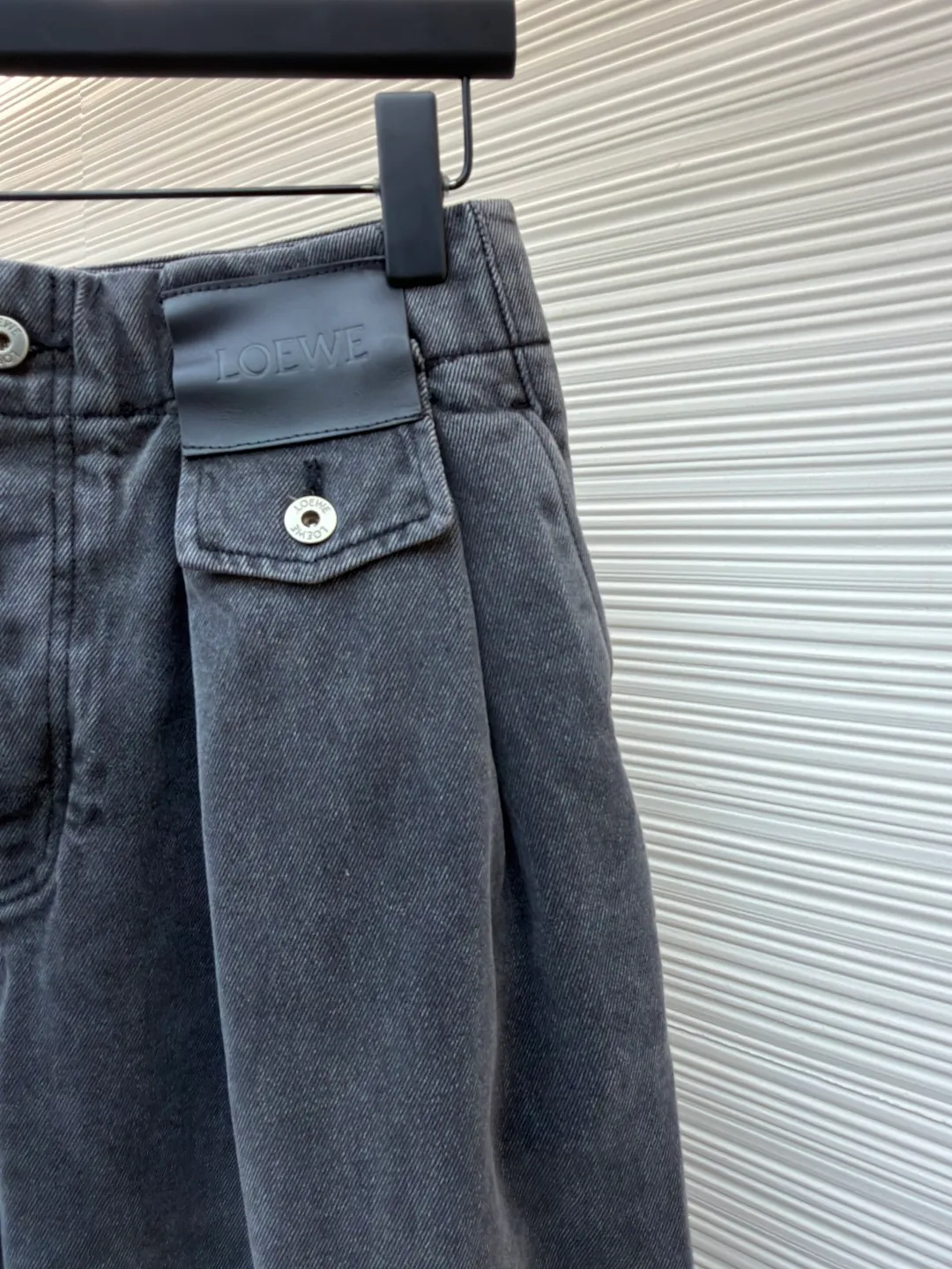 Loewe leather patch jeans ●Original version: Purchased and developed for 10900 ●Item number: 1682494-B25 ●Material: black cotton denim denim fabric ●Technology: three-dimensional double pleat production ●Color: stone washed gray ●Version: fitted version ●Weight: about 1035 grams ●Size: 44-46-48-50 ●Description: Customized stone washed black cotton denim denim material with excellent texture and comfortable skin fit Using basalt gray as the main color, let the color grow naturally over time. Loewe embossed leather patches are embellished on the belt button coin bag to express the brand identity. Use architectural folds to reconstruct the dynamic aesthetics of denim. Use ergonomic scimitar arcs to reconstruct the future silhouette of denim. Break away from the shackles of tradition and reshape the boundaries of fashion. Prioritize the positioning of the spray horse, and then rub it with your hands to create a gradient effect. Use a spray gun to accurately spray the reagent solution to the designated position on the shirt according to the design requirements. Let the reagent react chemically with the fabric to form a gradual gradient effect, and finally boil it to solidify the color. Peak trace three-dimensional double pleats are folded according to the double pleat structure to form the prototype of the pleats. Concealed stitches and special adhesives are used to fix the pleats to create an obvious three-dimensional undulating effect on the surface of the pants. Fine edge processing, straight and regular lines, heavy washing and whitening process. The denim fabric is subjected to multiple deep treatments through physical and chemical means to give the surface of the pants a dark effect. The denim fabric is then polished with a machine to produce a wear effect on the surface of the pants. The overall wiring is straight and delicate, the fabric is comfortable and soft, and the color is consistent without color difference. It can be matched with the same style to create a fashionable look and control various occasions. Customized accessories, complete with three standards, same style for men and women!