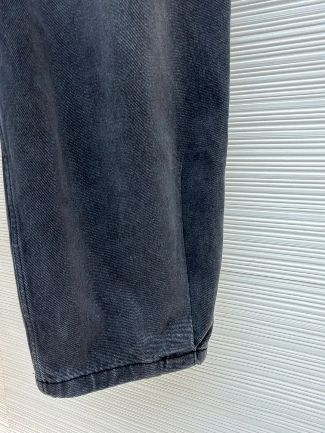Loewe leather patch jeans ●Original version: Purchased and developed for 10900 ●Item number: 1682494-B25 ●Material: black cotton denim denim fabric ●Technology: three-dimensional double pleat production ●Color: stone washed gray ●Version: fitted version ●Weight: about 1035 grams ●Size: 44-46-48-50 ●Description: Customized stone washed black cotton denim denim material with excellent texture and comfortable skin fit Using basalt gray as the main color, let the color grow naturally over time. Loewe embossed leather patches are embellished on the belt button coin bag to express the brand identity. Use architectural folds to reconstruct the dynamic aesthetics of denim. Use ergonomic scimitar arcs to reconstruct the future silhouette of denim. Break away from the shackles of tradition and reshape the boundaries of fashion. Prioritize the positioning of the spray horse, and then rub it with your hands to create a gradient effect. Use a spray gun to accurately spray the reagent solution to the designated position on the shirt according to the design requirements. Let the reagent react chemically with the fabric to form a gradual gradient effect, and finally boil it to solidify the color. Peak trace three-dimensional double pleats are folded according to the double pleat structure to form the prototype of the pleats. Concealed stitches and special adhesives are used to fix the pleats to create an obvious three-dimensional undulating effect on the surface of the pants. Fine edge processing, straight and regular lines, heavy washing and whitening process. The denim fabric is subjected to multiple deep treatments through physical and chemical means to give the surface of the pants a dark effect. The denim fabric is then polished with a machine to produce a wear effect on the surface of the pants. The overall wiring is straight and delicate, the fabric is comfortable and soft, and the color is consistent without color difference. It can be matched with the same style to create a fashionable look and control various occasions. Customized accessories, complete with three standards, same style for men and women!