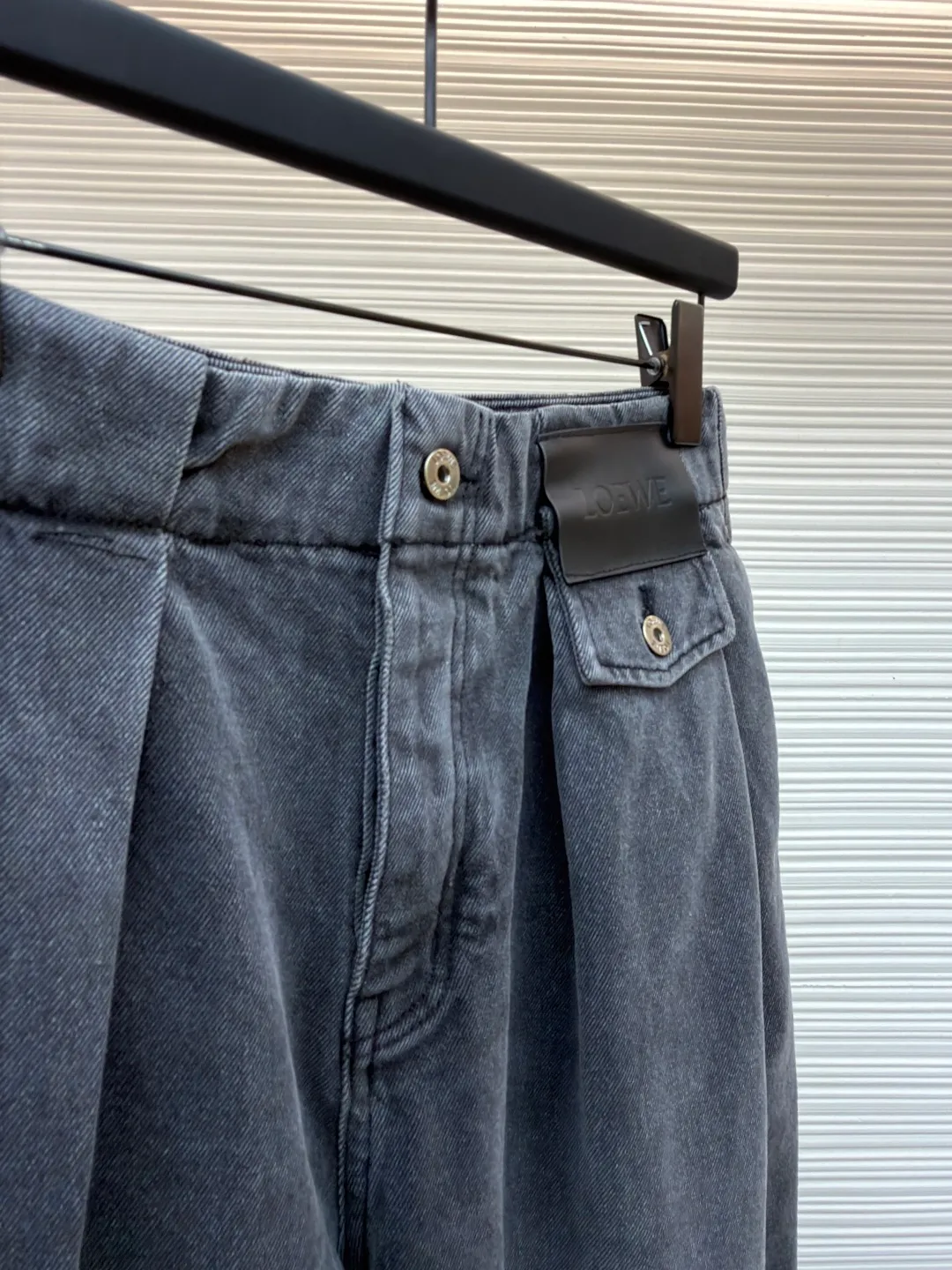 Loewe leather patch jeans ●Original version: Purchased and developed for 10900 ●Item number: 1682494-B25 ●Material: black cotton denim denim fabric ●Technology: three-dimensional double pleat production ●Color: stone washed gray ●Version: fitted version ●Weight: about 1035 grams ●Size: 44-46-48-50 ●Description: Customized stone washed black cotton denim denim material with excellent texture and comfortable skin fit Using basalt gray as the main color, let the color grow naturally over time. Loewe embossed leather patches are embellished on the belt button coin bag to express the brand identity. Use architectural folds to reconstruct the dynamic aesthetics of denim. Use ergonomic scimitar arcs to reconstruct the future silhouette of denim. Break away from the shackles of tradition and reshape the boundaries of fashion. Prioritize the positioning of the spray horse, and then rub it with your hands to create a gradient effect. Use a spray gun to accurately spray the reagent solution to the designated position on the shirt according to the design requirements. Let the reagent react chemically with the fabric to form a gradual gradient effect, and finally boil it to solidify the color. Peak trace three-dimensional double pleats are folded according to the double pleat structure to form the prototype of the pleats. Concealed stitches and special adhesives are used to fix the pleats to create an obvious three-dimensional undulating effect on the surface of the pants. Fine edge processing, straight and regular lines, heavy washing and whitening process. The denim fabric is subjected to multiple deep treatments through physical and chemical means to give the surface of the pants a dark effect. The denim fabric is then polished with a machine to produce a wear effect on the surface of the pants. The overall wiring is straight and delicate, the fabric is comfortable and soft, and the color is consistent without color difference. It can be matched with the same style to create a fashionable look and control various occasions. Customized accessories, complete with three standards, same style for men and women!