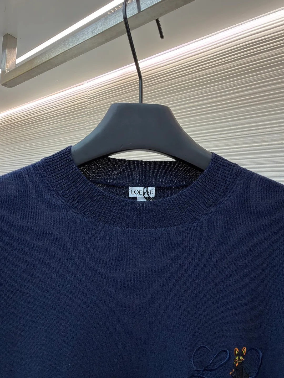 Loewe jersey stitched crew neck embroidered sweater ●Original version: purchased and developed by 8395 ●Item number: 1682517-A45 ●Fabric: wool fabric ●Technology: knitted embroidery production ●Color: navy blue ●Version: fitted version ●Weight: about 305 grams ●Size: S-M-L-XL ●Description: This LOEWE navy blue knitted sweater is knitted with high-quality merino wool blended yarn and uses plain knitting technology to create the body. The fabric is fine, soft, waxy and elastic, with both warmth retention and breathability, and is not prone to pilling or snagging. The brand's classic embroidery pattern on the left chest is made of the same color and gold embroidery thread, and is made with fine appliqué technology. The pattern is three-dimensional and vivid, with dense stitching, forming a low-key texture contrast with the knitted base, highlighting the brand's recognition. The neckline is a classic round neck design, with double-needle reinforced hemming technology and a custom-made threaded collar, making it durable and not prone to loosening. The cuffs and hem are designed with ribbed edges, with moderate elasticity to fit the body shape. The overall cut is a loose silhouette, with straight and fine stitching lines. Customized accessories and three labels are complete. The details and craftsmanship show the level of luxury. It is suitable for casual daily and light business wear scenarios. The overall wiring is straight and delicate, the fabric is comfortable and soft, and the color is consistent without color difference. It can be matched with the same style to create a fashionable look and control various occasions. Customized accessories, complete with three standards, same style for men and women!