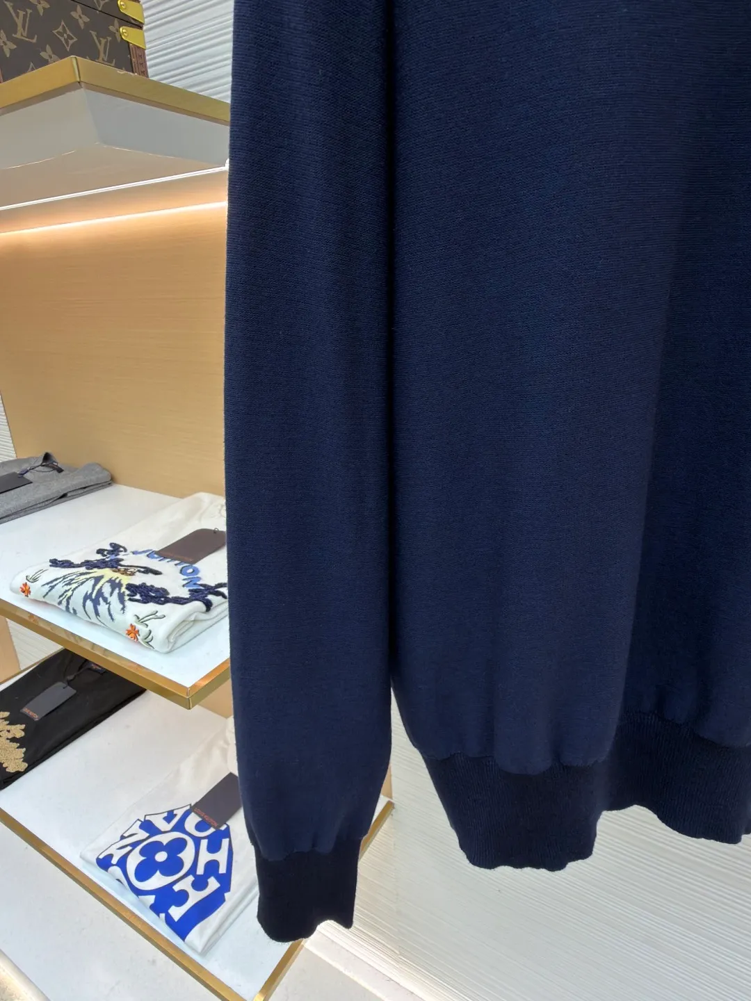 Loewe jersey stitched crew neck embroidered sweater ●Original version: purchased and developed by 8395 ●Item number: 1682517-A45 ●Fabric: wool fabric ●Technology: knitted embroidery production ●Color: navy blue ●Version: fitted version ●Weight: about 305 grams ●Size: S-M-L-XL ●Description: This LOEWE navy blue knitted sweater is knitted with high-quality merino wool blended yarn and uses plain knitting technology to create the body. The fabric is fine, soft, waxy and elastic, with both warmth retention and breathability, and is not prone to pilling or snagging. The brand's classic embroidery pattern on the left chest is made of the same color and gold embroidery thread, and is made with fine appliqué technology. The pattern is three-dimensional and vivid, with dense stitching, forming a low-key texture contrast with the knitted base, highlighting the brand's recognition. The neckline is a classic round neck design, with double-needle reinforced hemming technology and a custom-made threaded collar, making it durable and not prone to loosening. The cuffs and hem are designed with ribbed edges, with moderate elasticity to fit the body shape. The overall cut is a loose silhouette, with straight and fine stitching lines. Customized accessories and three labels are complete. The details and craftsmanship show the level of luxury. It is suitable for casual daily and light business wear scenarios. The overall wiring is straight and delicate, the fabric is comfortable and soft, and the color is consistent without color difference. It can be matched with the same style to create a fashionable look and control various occasions. Customized accessories, complete with three standards, same style for men and women!