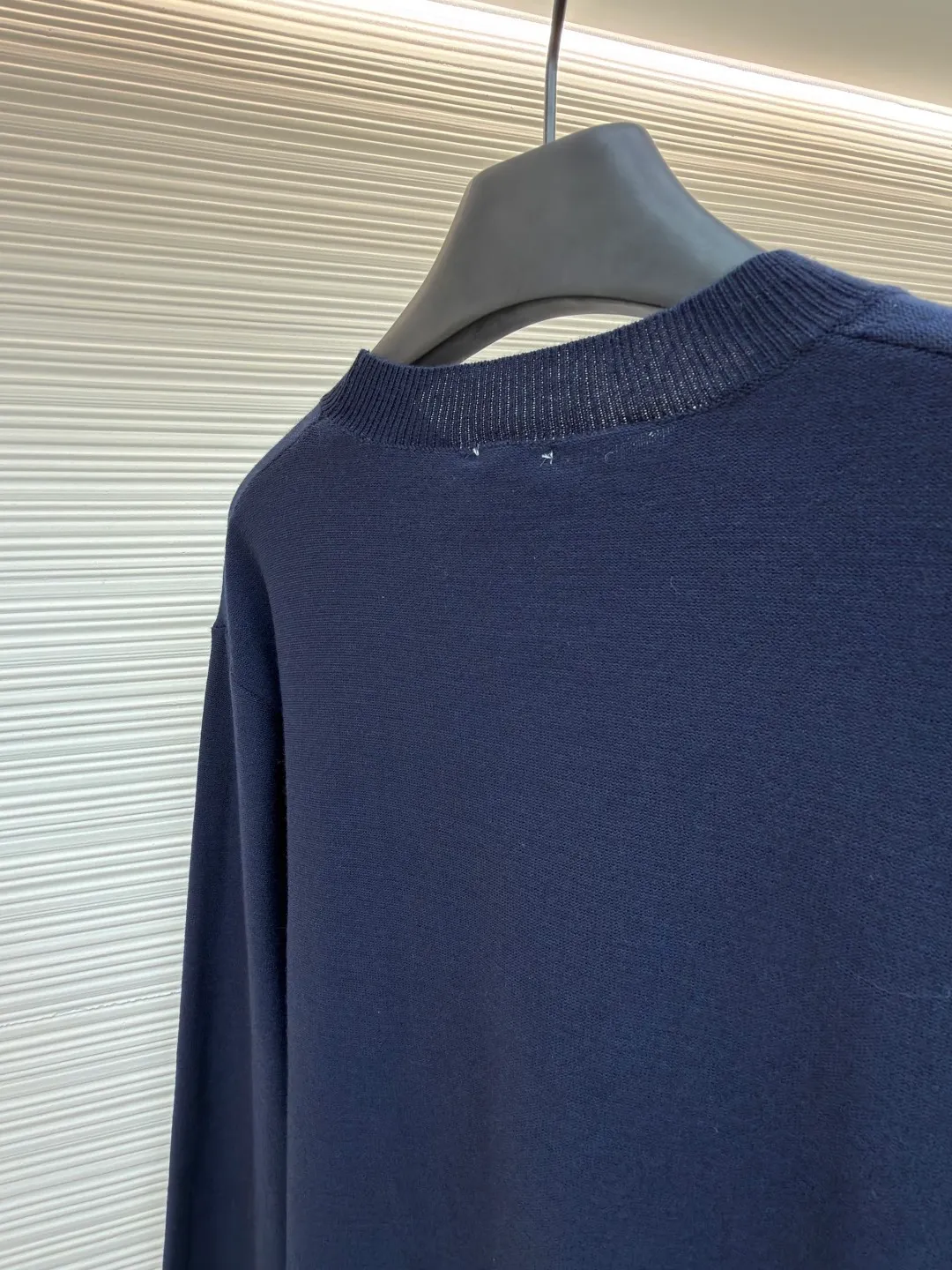 Loewe jersey stitched crew neck embroidered sweater ●Original version: purchased and developed by 8395 ●Item number: 1682517-A45 ●Fabric: wool fabric ●Technology: knitted embroidery production ●Color: navy blue ●Version: fitted version ●Weight: about 305 grams ●Size: S-M-L-XL ●Description: This LOEWE navy blue knitted sweater is knitted with high-quality merino wool blended yarn and uses plain knitting technology to create the body. The fabric is fine, soft, waxy and elastic, with both warmth retention and breathability, and is not prone to pilling or snagging. The brand's classic embroidery pattern on the left chest is made of the same color and gold embroidery thread, and is made with fine appliqué technology. The pattern is three-dimensional and vivid, with dense stitching, forming a low-key texture contrast with the knitted base, highlighting the brand's recognition. The neckline is a classic round neck design, with double-needle reinforced hemming technology and a custom-made threaded collar, making it durable and not prone to loosening. The cuffs and hem are designed with ribbed edges, with moderate elasticity to fit the body shape. The overall cut is a loose silhouette, with straight and fine stitching lines. Customized accessories and three labels are complete. The details and craftsmanship show the level of luxury. It is suitable for casual daily and light business wear scenarios. The overall wiring is straight and delicate, the fabric is comfortable and soft, and the color is consistent without color difference. It can be matched with the same style to create a fashionable look and control various occasions. Customized accessories, complete with three standards, same style for men and women!
