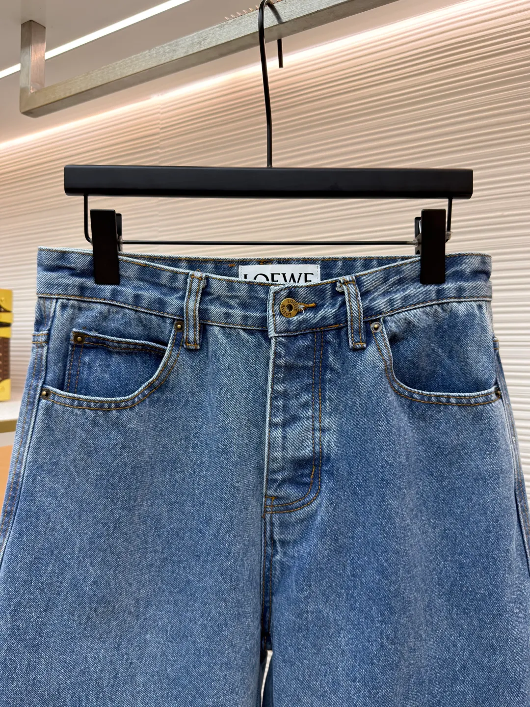 Loewe Anagram denim jeans ●Authentic product: Purchased and developed for 9900 ●Item number: 1680409-A90 ●Material: Denim denim fabric ●Technology: Laser cutting and production ●Version: fitted version ●Weight: about 990 grams ●Size: 46-48-50-52 ●Description: Customized dense core condensate material, comfortable and close to the skin, full of texture, Elbows decorated with Anagram hollow design The button-flap welt pockets on the chest are sublimated. The classic LOEWE leather logo on the back is embellished with visual recognition. It is a declaration of personality and taste. The collision of classics and innovation. The versatile charm of the denim jacket. The denim element is also synonymous with casualness. Using laser cutting, the elbows are manually disassembled, laid out flat for laser positioning and cutting the anagram pattern, and then hand-applied internally, and finally manually sewn on. The labor cost is high, the loss is high, and the daily output is low. The overall wiring is straight and delicate, the fabric is comfortable and soft, and the color is consistent without color difference. It can be matched with the same style to create a fashionable look and control various occasions. Customized accessories, complete with three standards, same style for men and women!