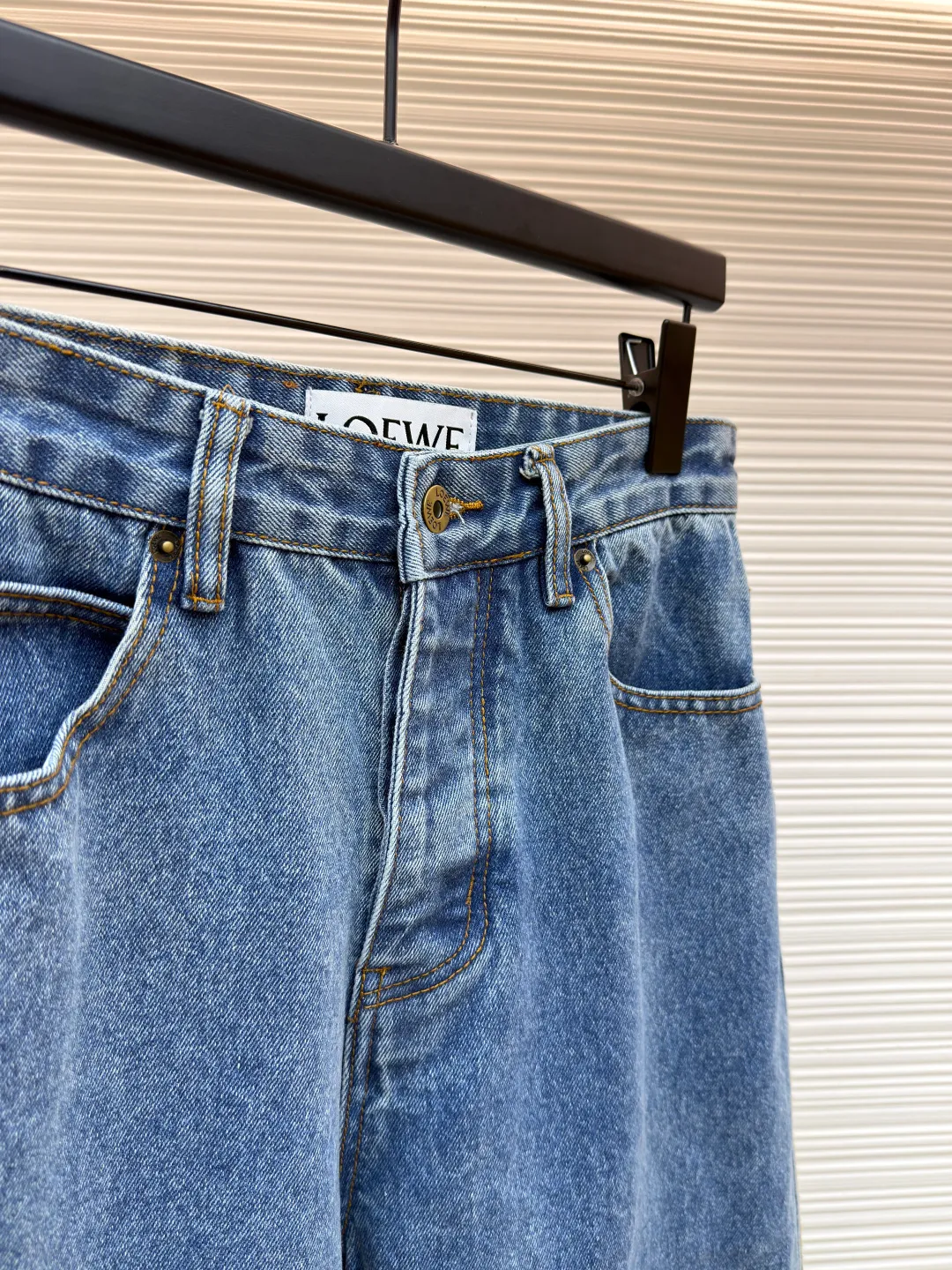 Loewe Anagram denim jeans ●Authentic product: Purchased and developed for 9900 ●Item number: 1680409-A90 ●Material: Denim denim fabric ●Technology: Laser cutting and production ●Version: fitted version ●Weight: about 990 grams ●Size: 46-48-50-52 ●Description: Customized dense core condensate material, comfortable and close to the skin, full of texture, Elbows decorated with Anagram hollow design The button-flap welt pockets on the chest are sublimated. The classic LOEWE leather logo on the back is embellished with visual recognition. It is a declaration of personality and taste. The collision of classics and innovation. The versatile charm of the denim jacket. The denim element is also synonymous with casualness. Using laser cutting, the elbows are manually disassembled, laid out flat for laser positioning and cutting the anagram pattern, and then hand-applied internally, and finally manually sewn on. The labor cost is high, the loss is high, and the daily output is low. The overall wiring is straight and delicate, the fabric is comfortable and soft, and the color is consistent without color difference. It can be matched with the same style to create a fashionable look and control various occasions. Customized accessories, complete with three standards, same style for men and women!